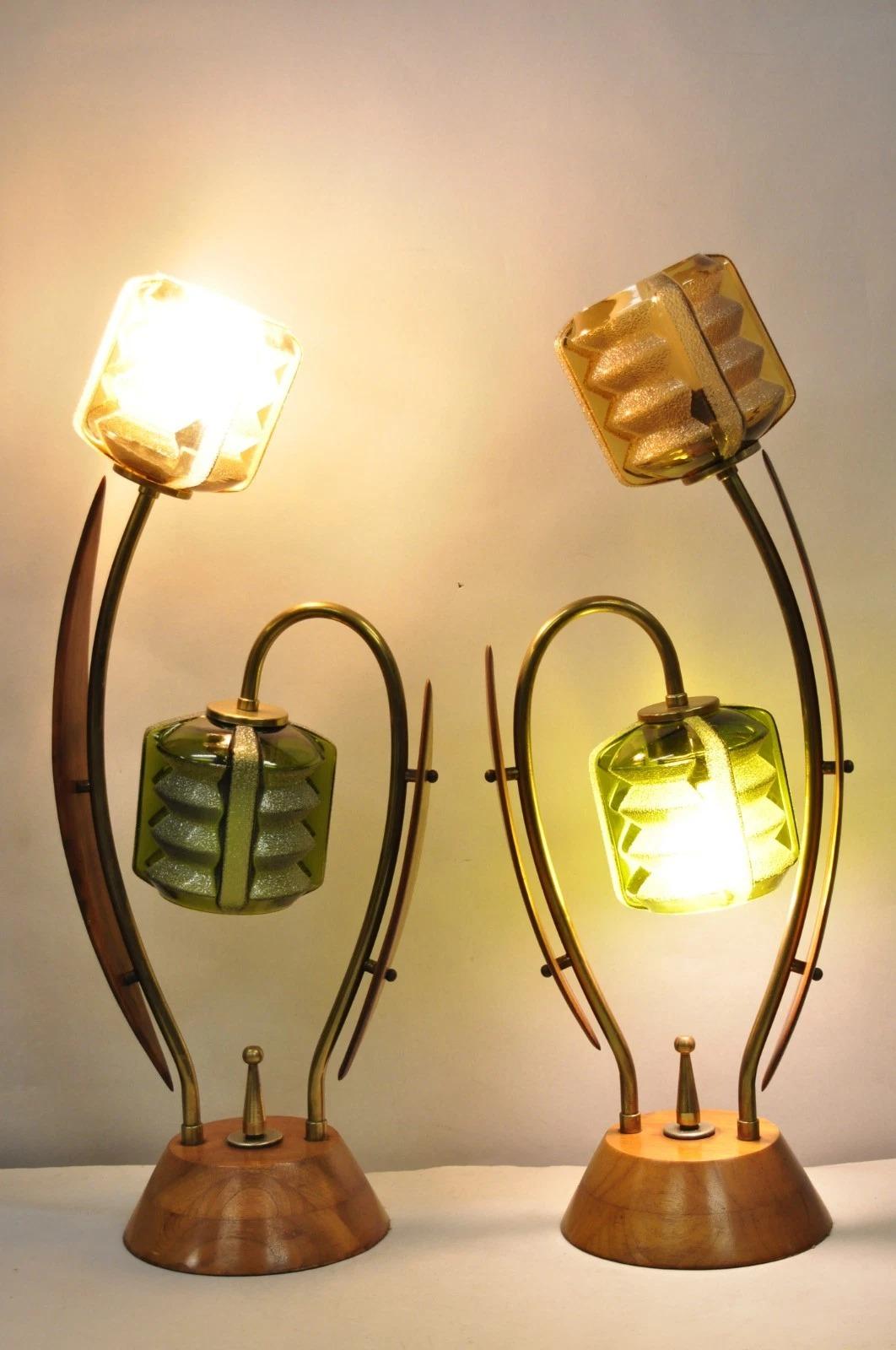 Mid-Century Modern Paire de lampes de table Tulip Flower Glass Shade en noyer, Vintage Mid Century Modern en vente