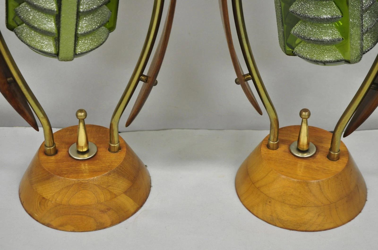 20ième siècle Paire de lampes de table Tulip Flower Glass Shade en noyer, Vintage Mid Century Modern en vente