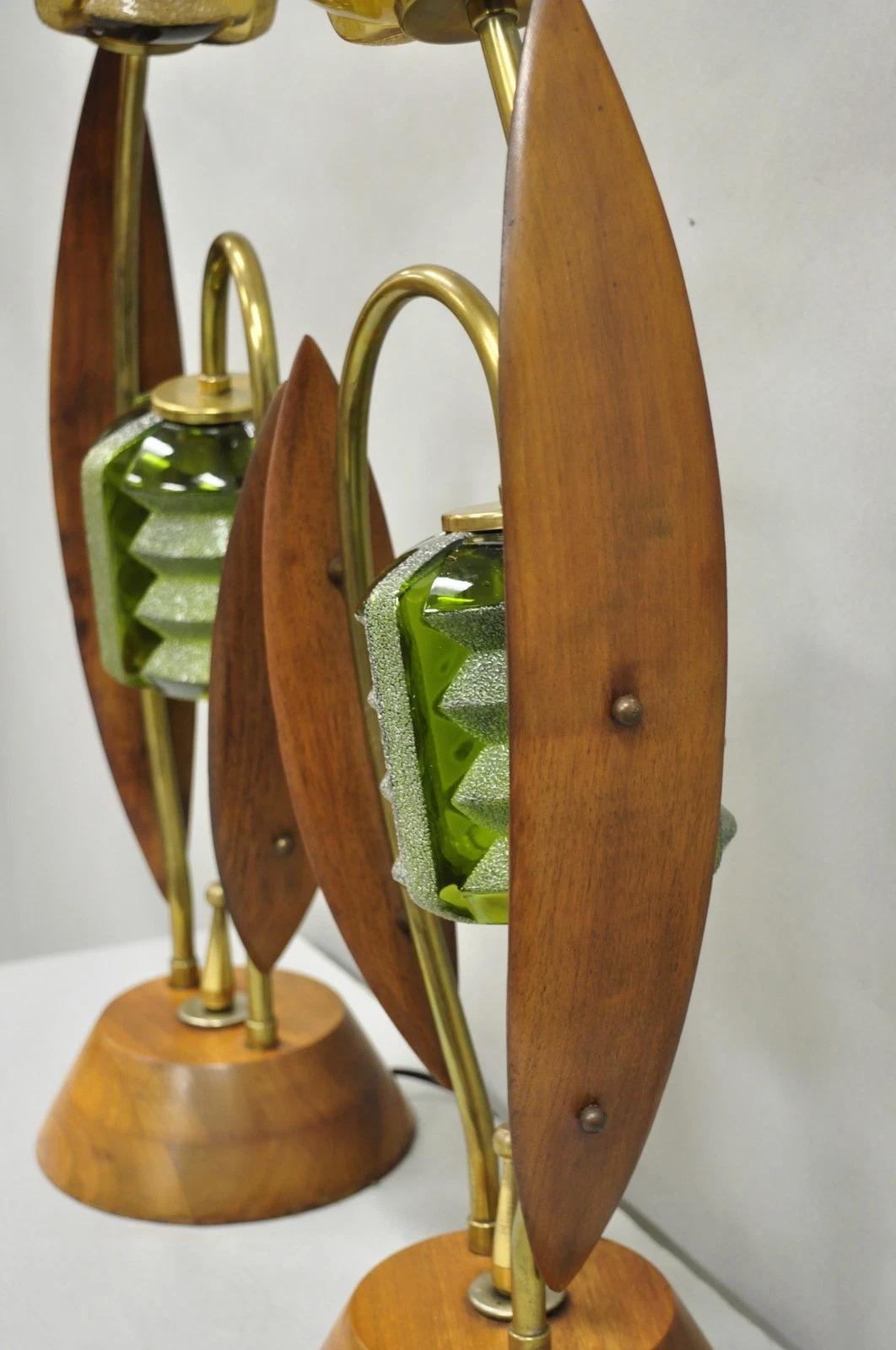 Laiton Paire de lampes de table Tulip Flower Glass Shade en noyer, Vintage Mid Century Modern en vente