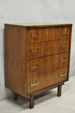 Hohe Kommode im Vintage-Stil „Mid Century Modern“ mit 4 Schubladen, Walnussfurnier und verchromten Griffen