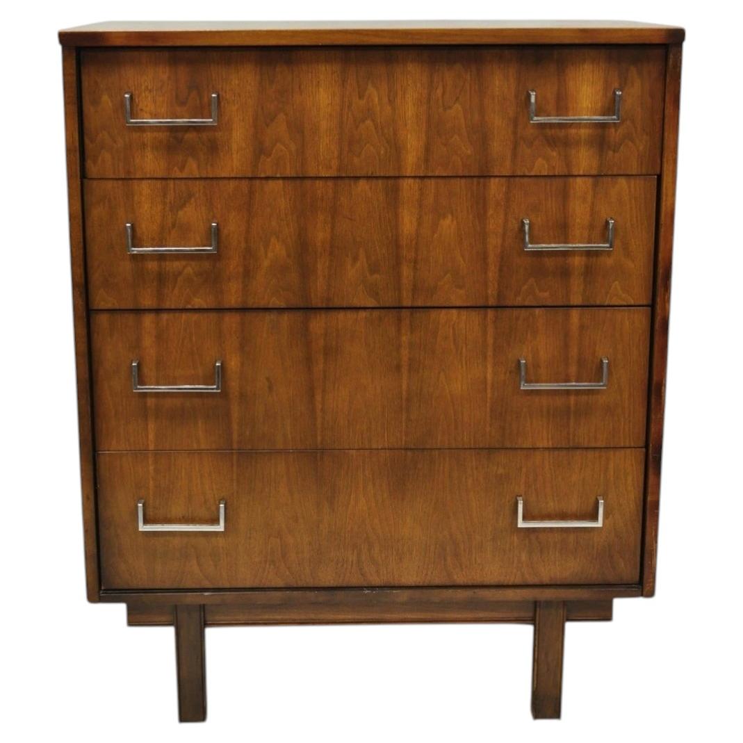 Comò alto vintage in stile Mid-Century Modern con 4 cassetti, impiallacciatura in noce e maniglie cromate