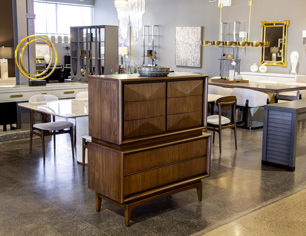 Armoire vintage en noyer The Moderns en vente 7