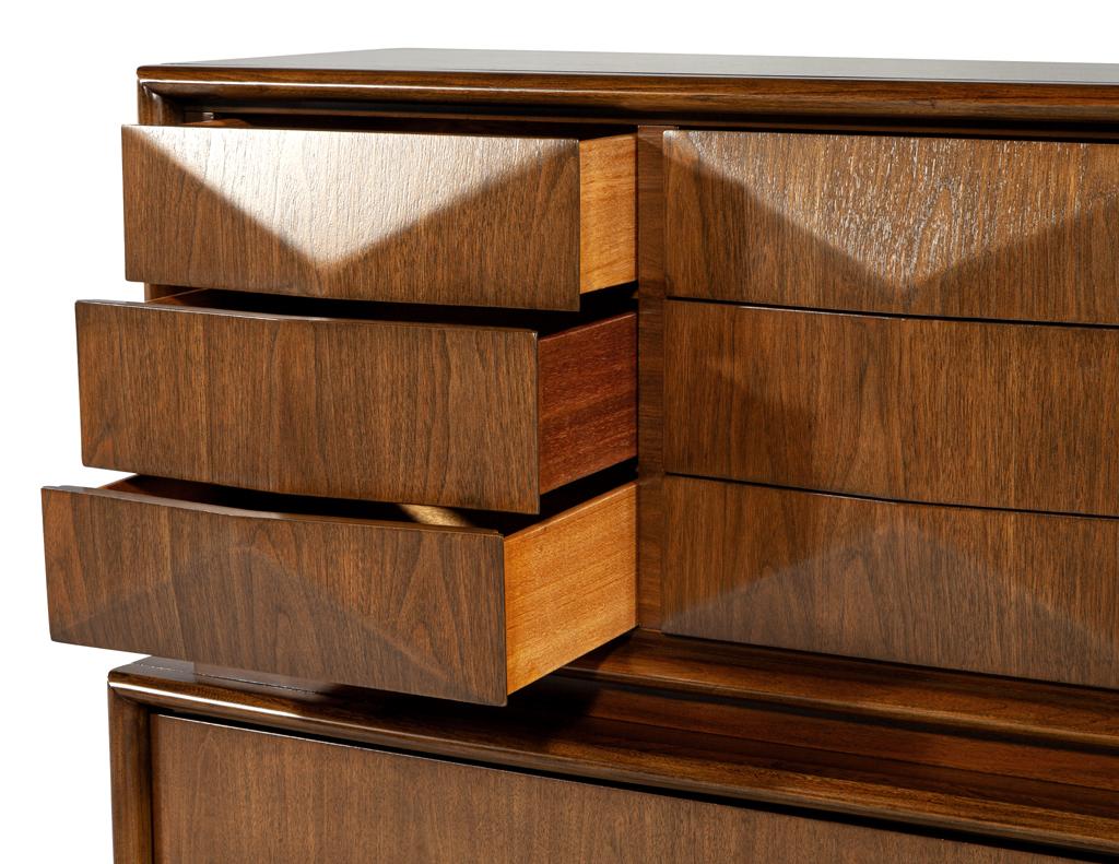 Fin du 20e siècle Armoire vintage en noyer The Moderns en vente