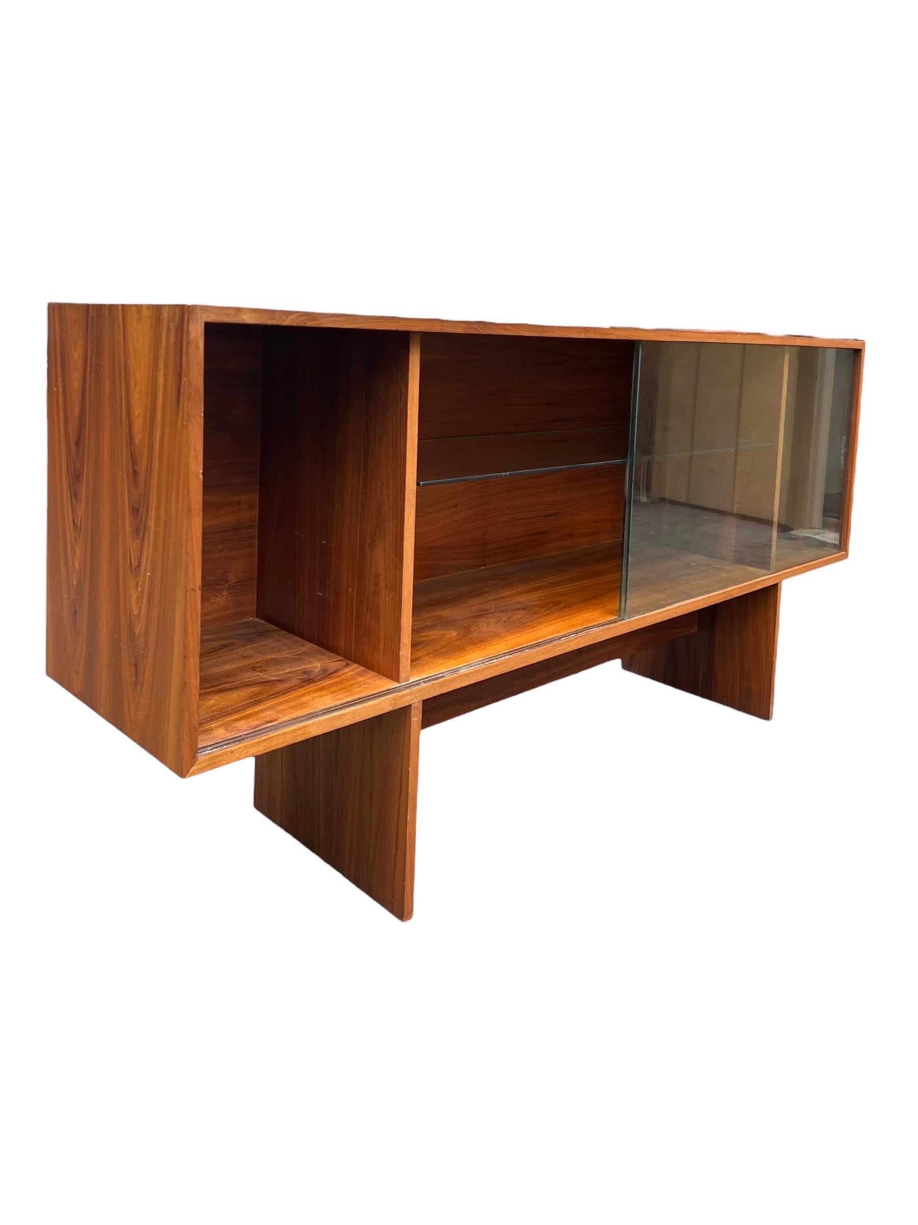 Vintage Mid Century Modern Walnut Wood Book Shelf Display Cabinet  In Good Condition For Sale In Seattle, WA