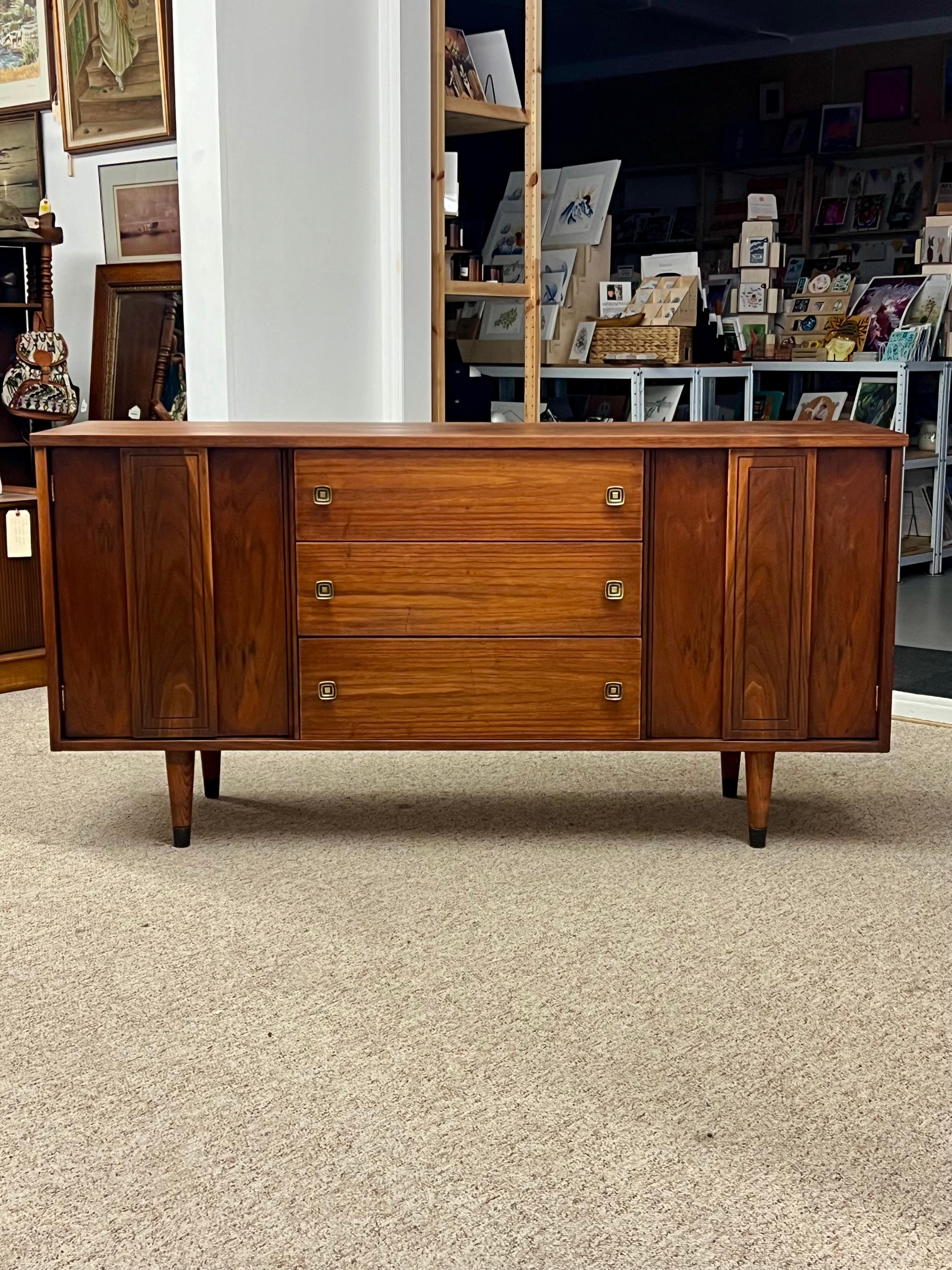 Mid-Century Modern Vintage MCM walnut wood credenza Buffet 3 drawers with Milled metallic Knobs For Sale