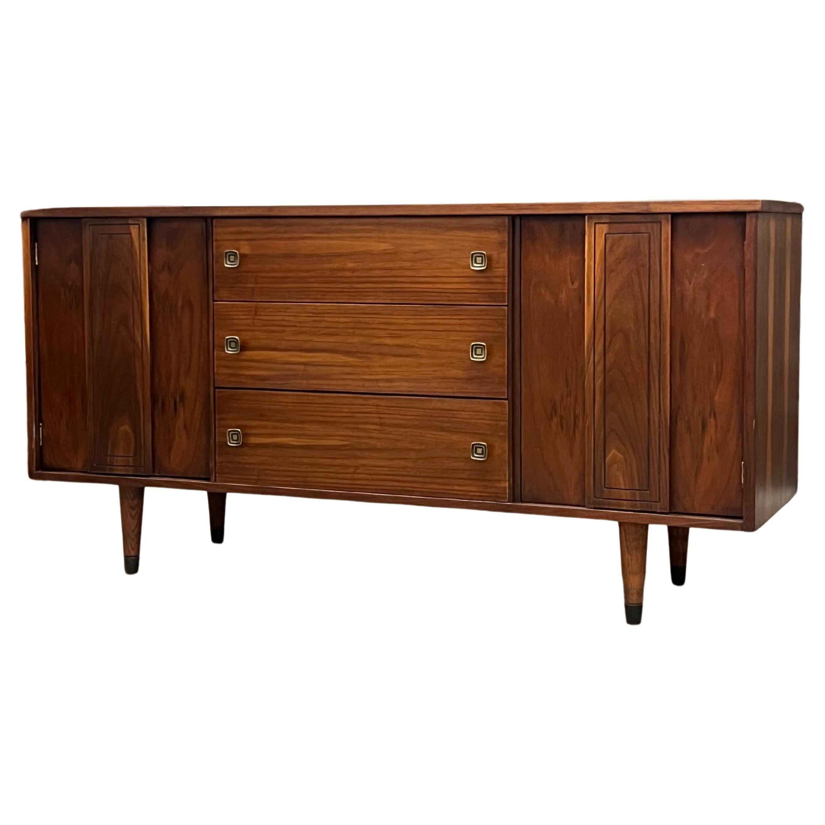 Vintage MCM credenza de madera de nogal Buffet 3 cajones con pomos metálicos fresados