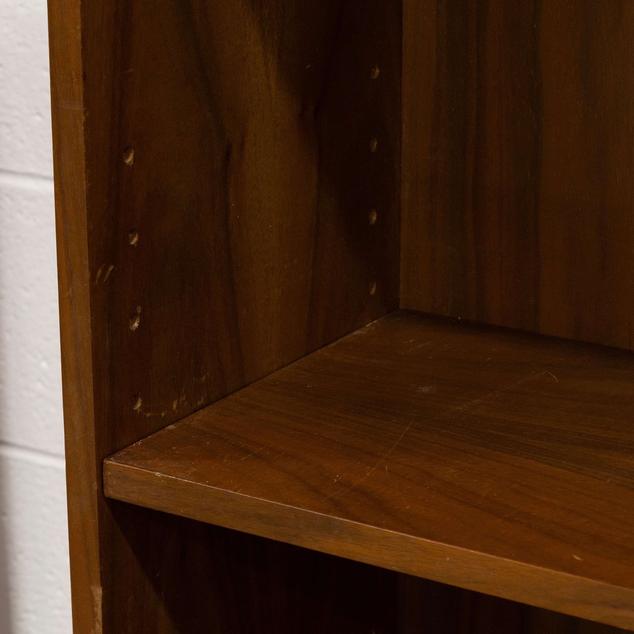 American Vintage Mid Century Modern Walnut Wood Freestanding Book Shelf with Legs For Sale
