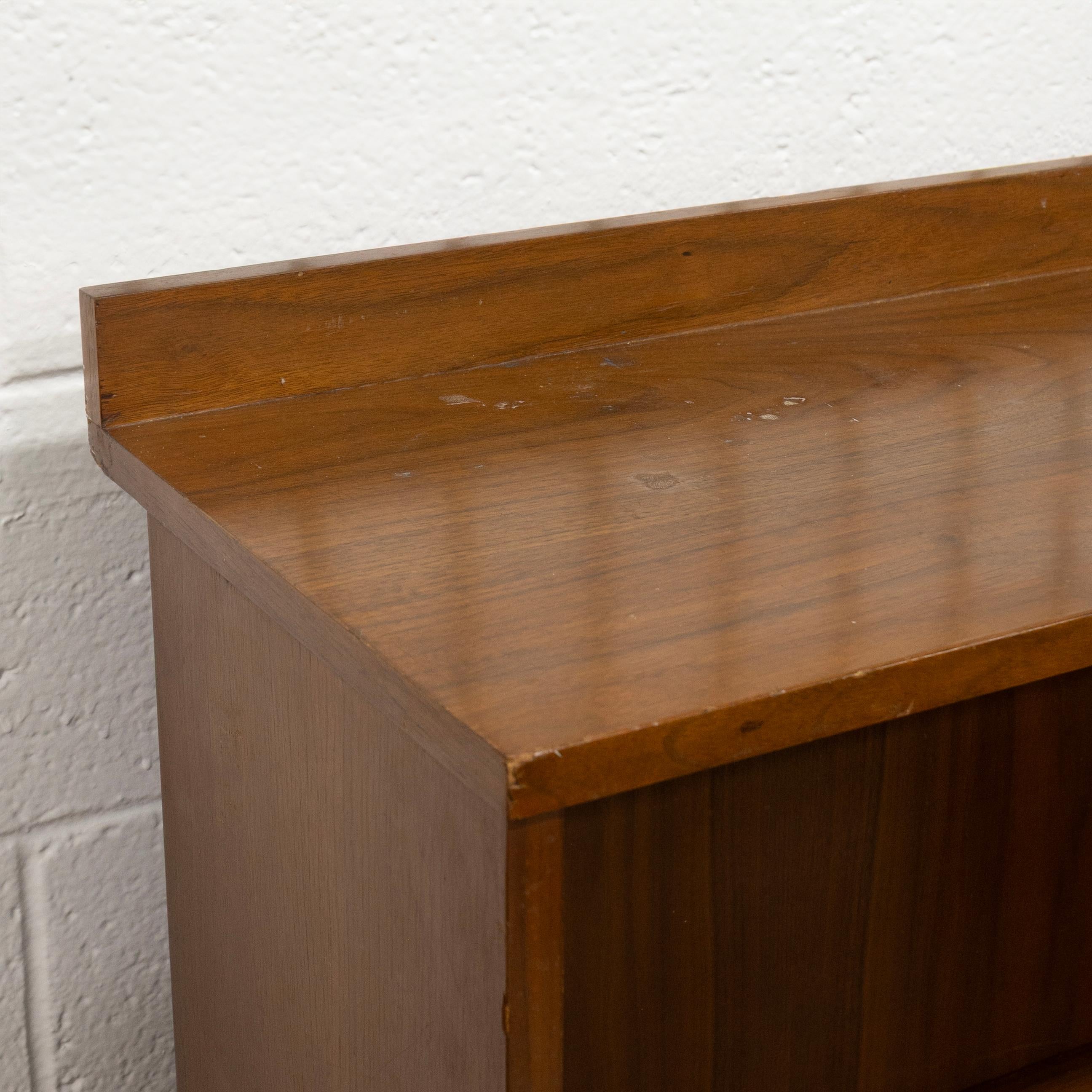 Vintage Mid Century Modern Walnut Wood Freestanding Book Shelf with Legs In Good Condition For Sale In Keego Harbor, MI