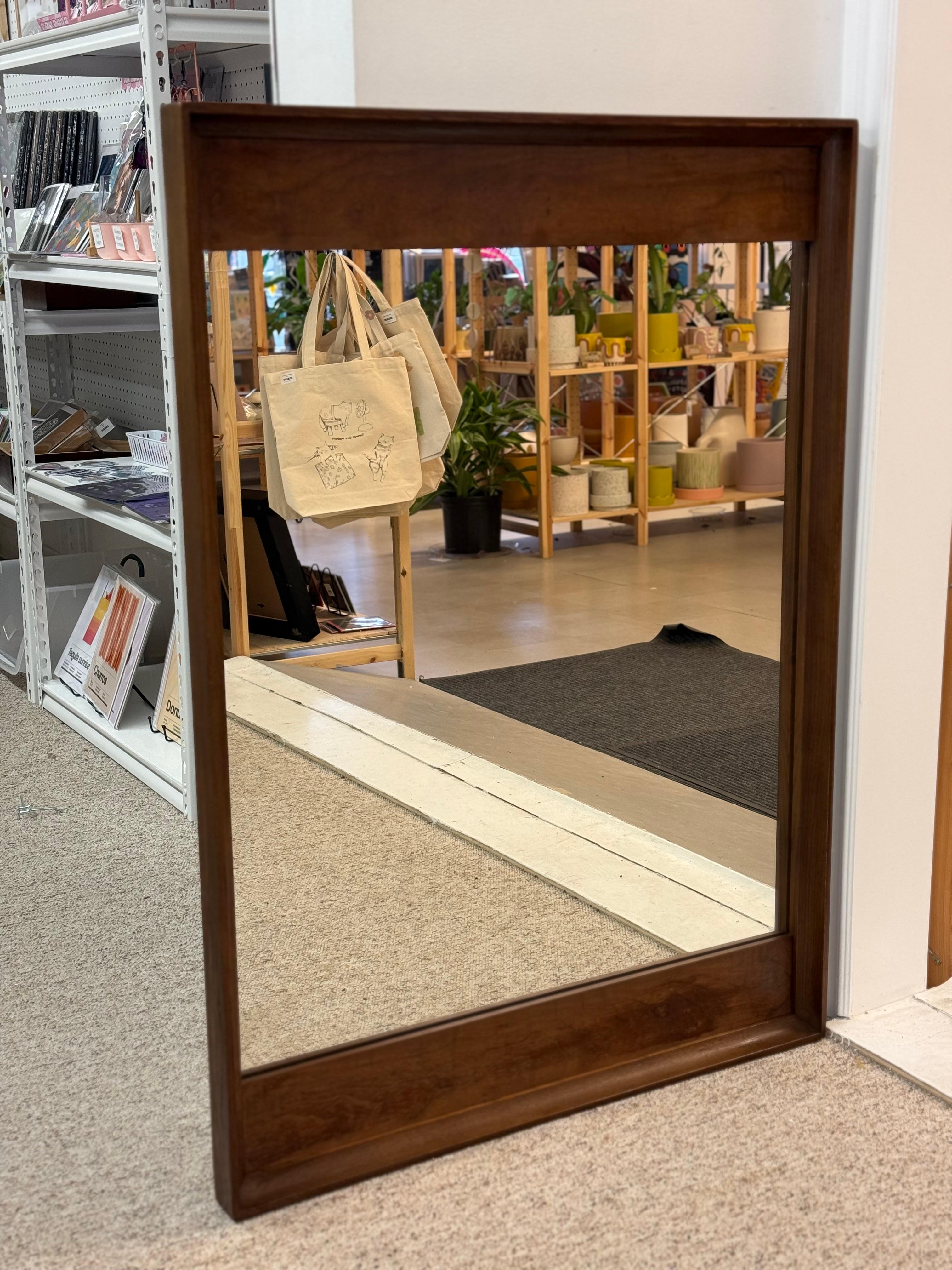 Vintage Mid Century Modern Walnut Wood Mirror by Stanley Furniture Bon état - En vente à Seattle, WA