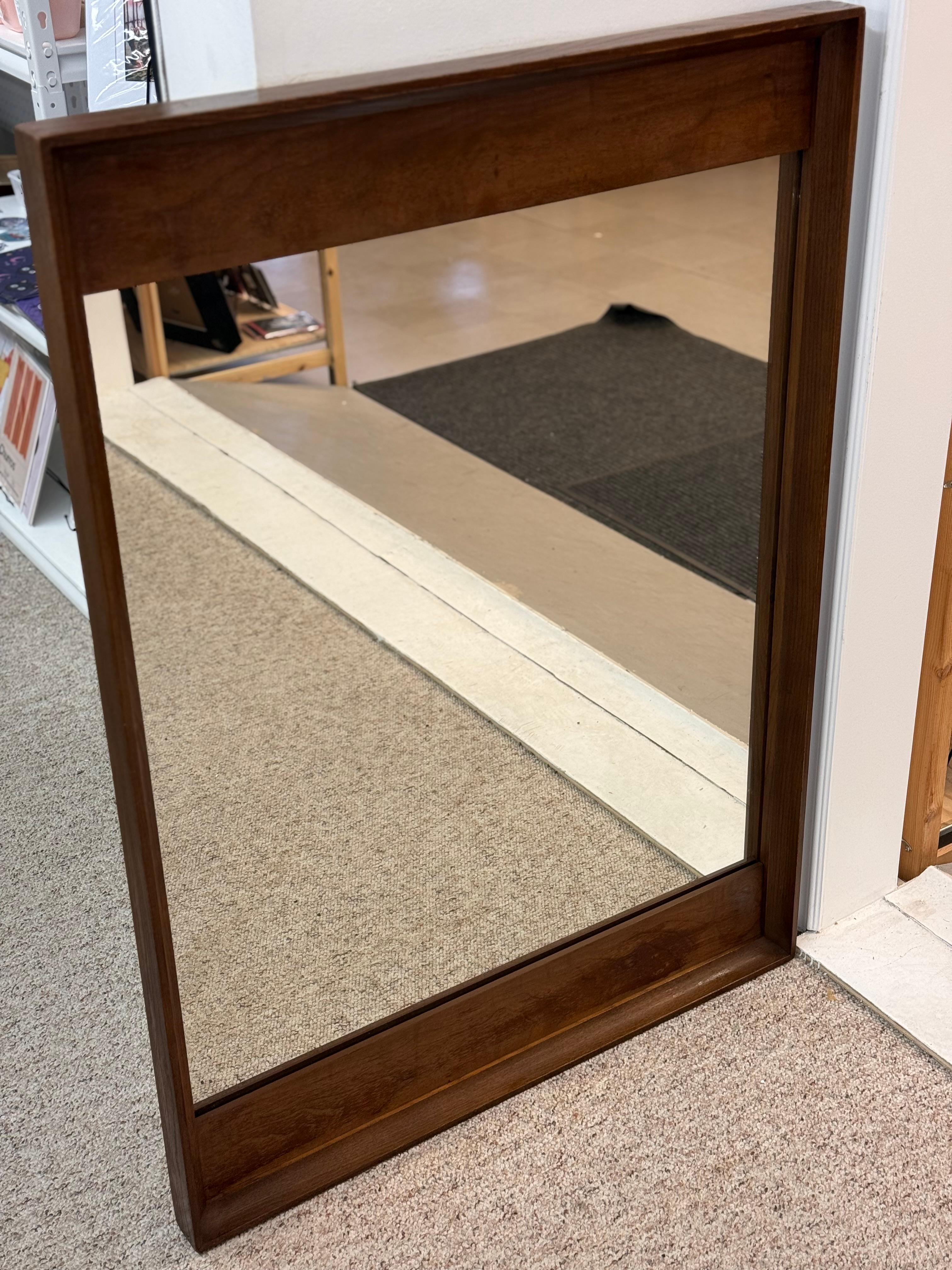 Fin du 20e siècle Vintage Mid Century Modern Walnut Wood Mirror by Stanley Furniture en vente