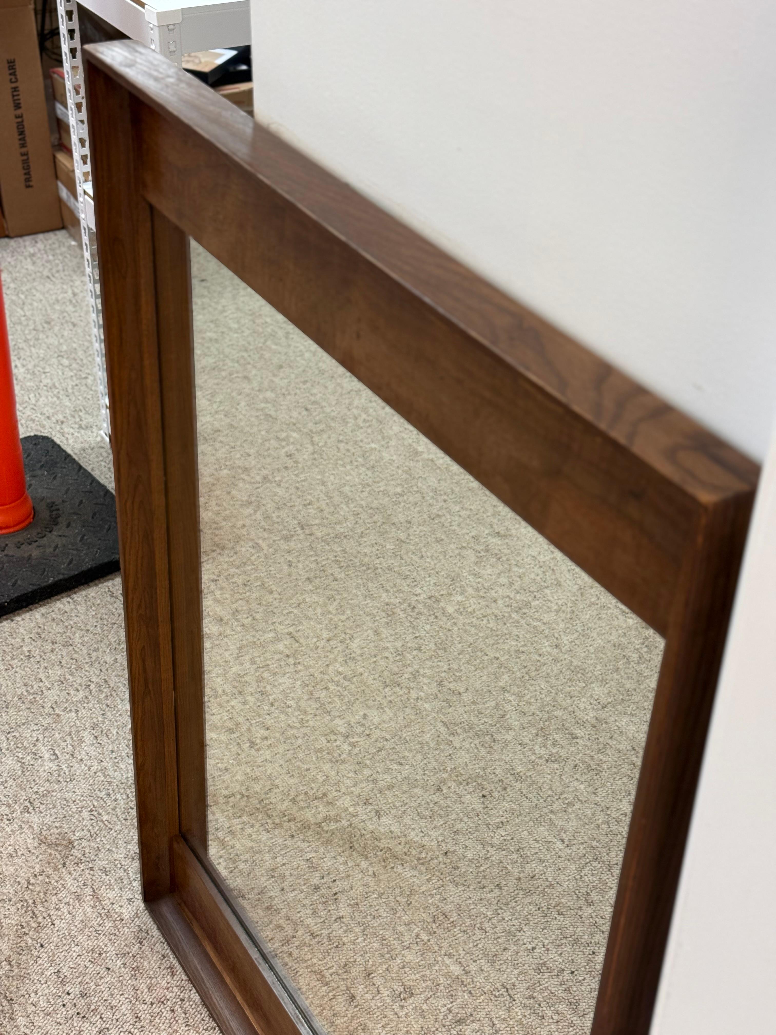 Vintage Mid Century Modern Walnut Wood Mirror by Stanley Furniture en vente 1