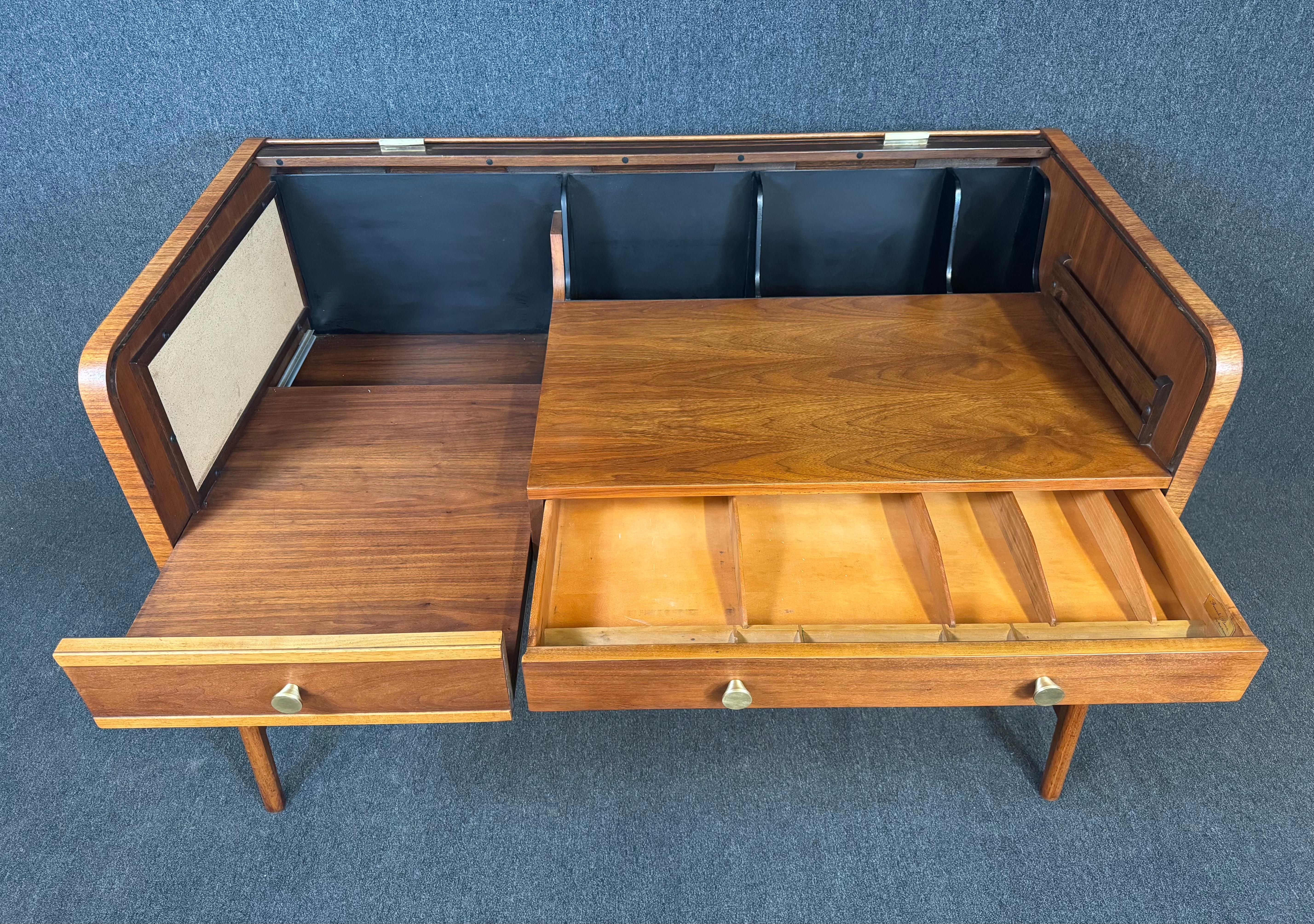 Vintage Mid Century Modern Walnut Writing Desk With Roll Top by Sligh-Lowry In Good Condition For Sale In San Marcos, CA