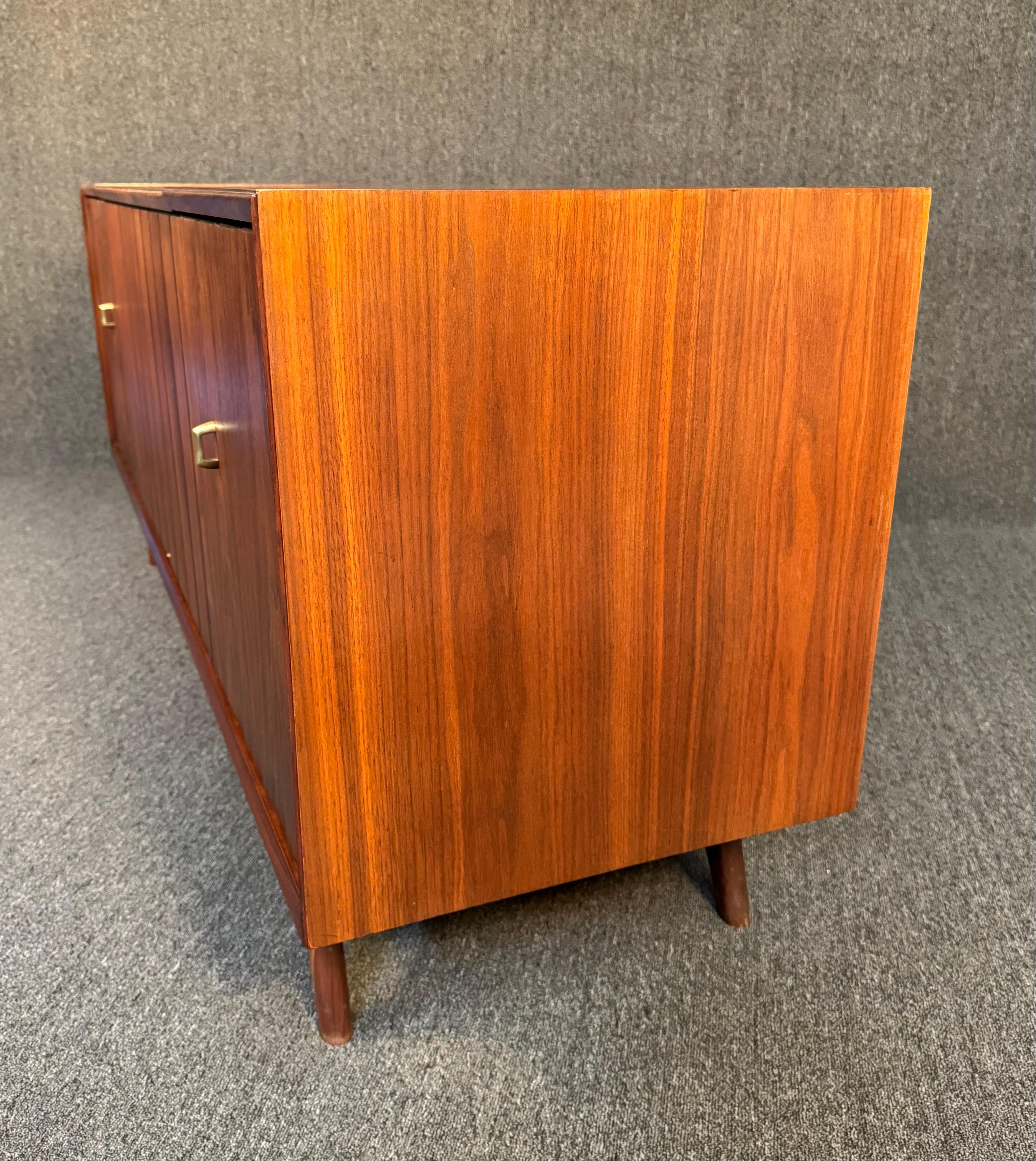 Vintage Mid Century Modern Walnut Zenith Stereo Console For Sale 3