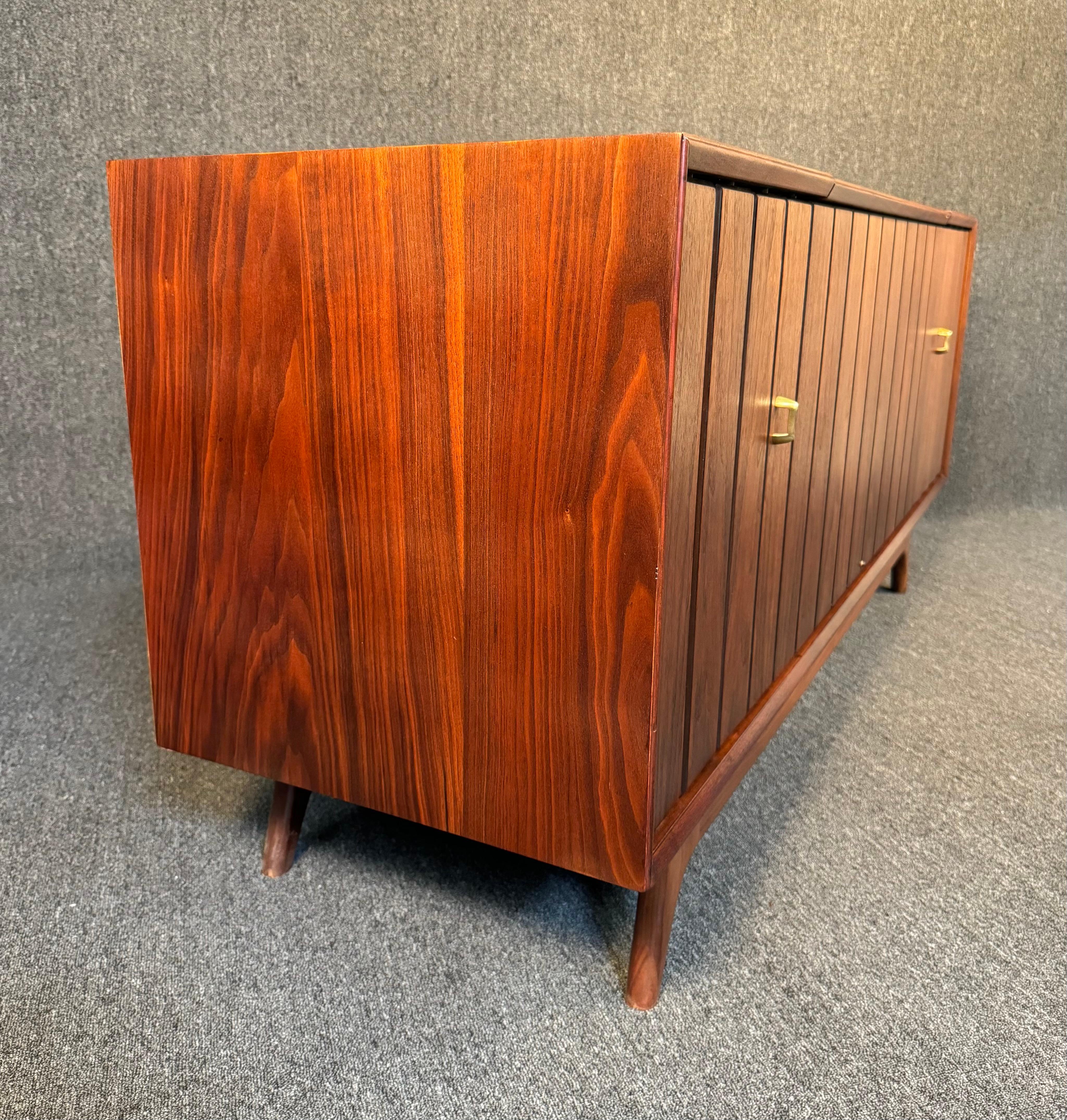 Vintage Mid Century Modern Walnut Zenith Stereo Console For Sale 3