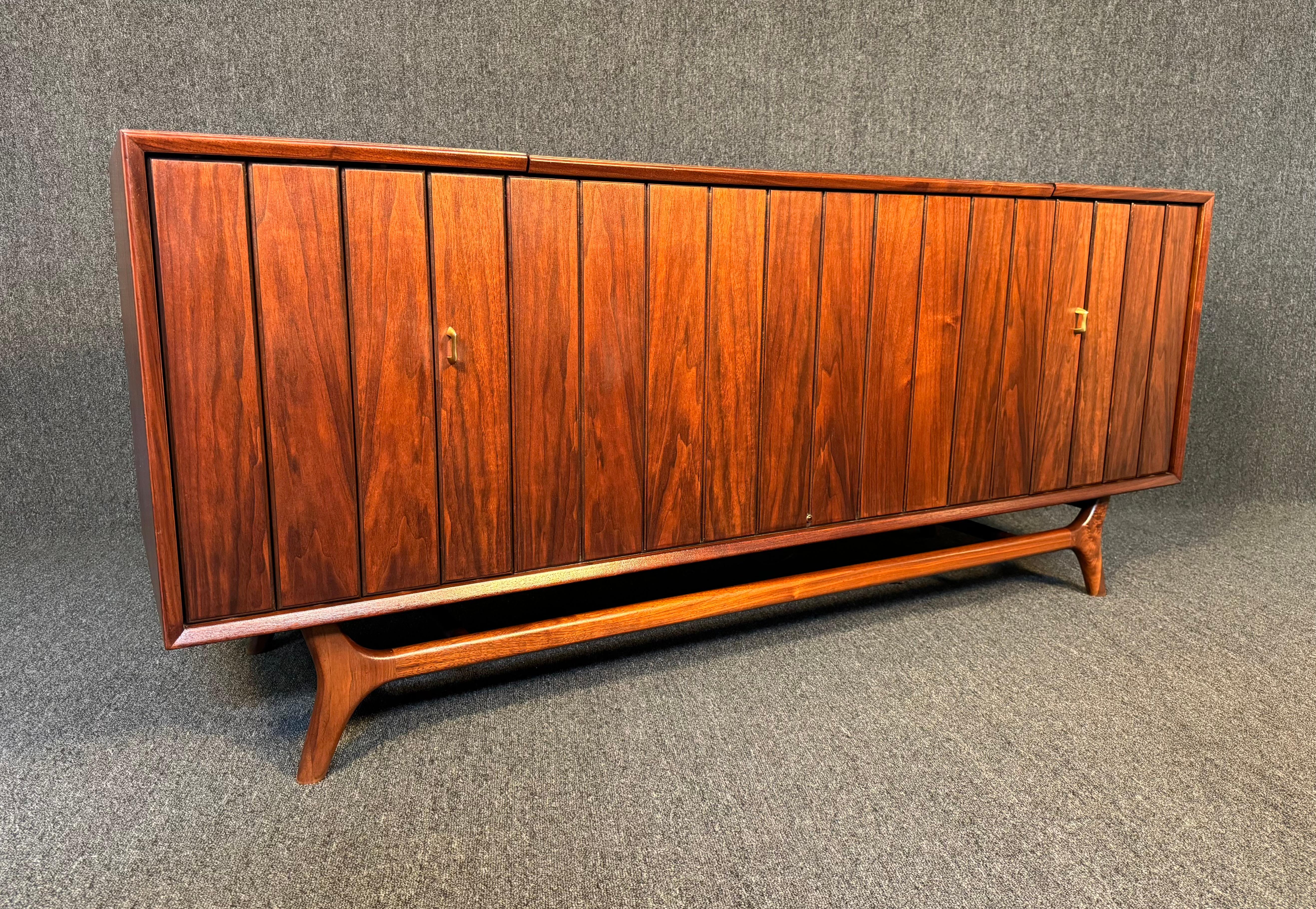 American Vintage Mid Century Modern Walnut Zenith Stereo Console For Sale