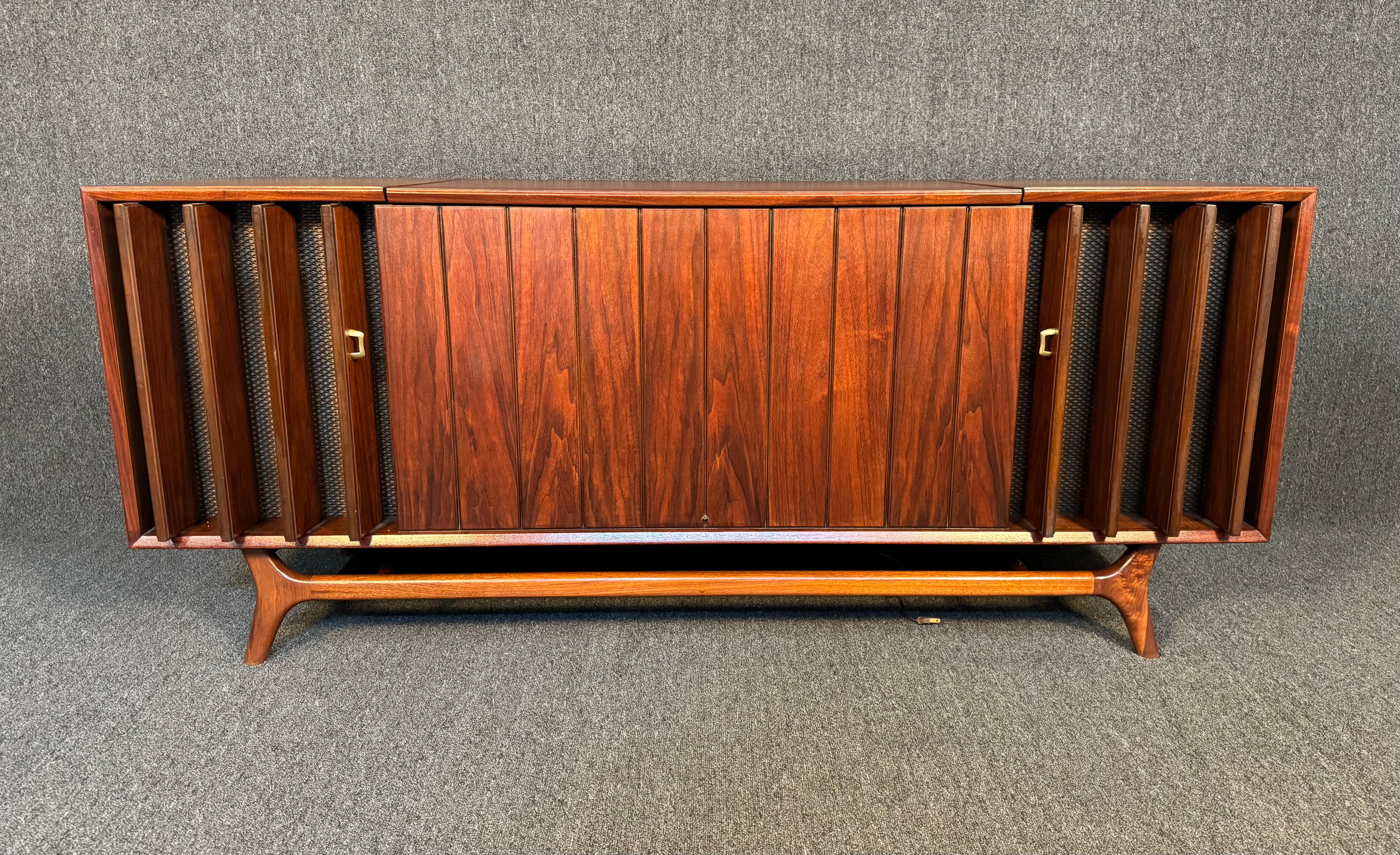 Woodwork Vintage Mid Century Modern Walnut Zenith Stereo Console For Sale