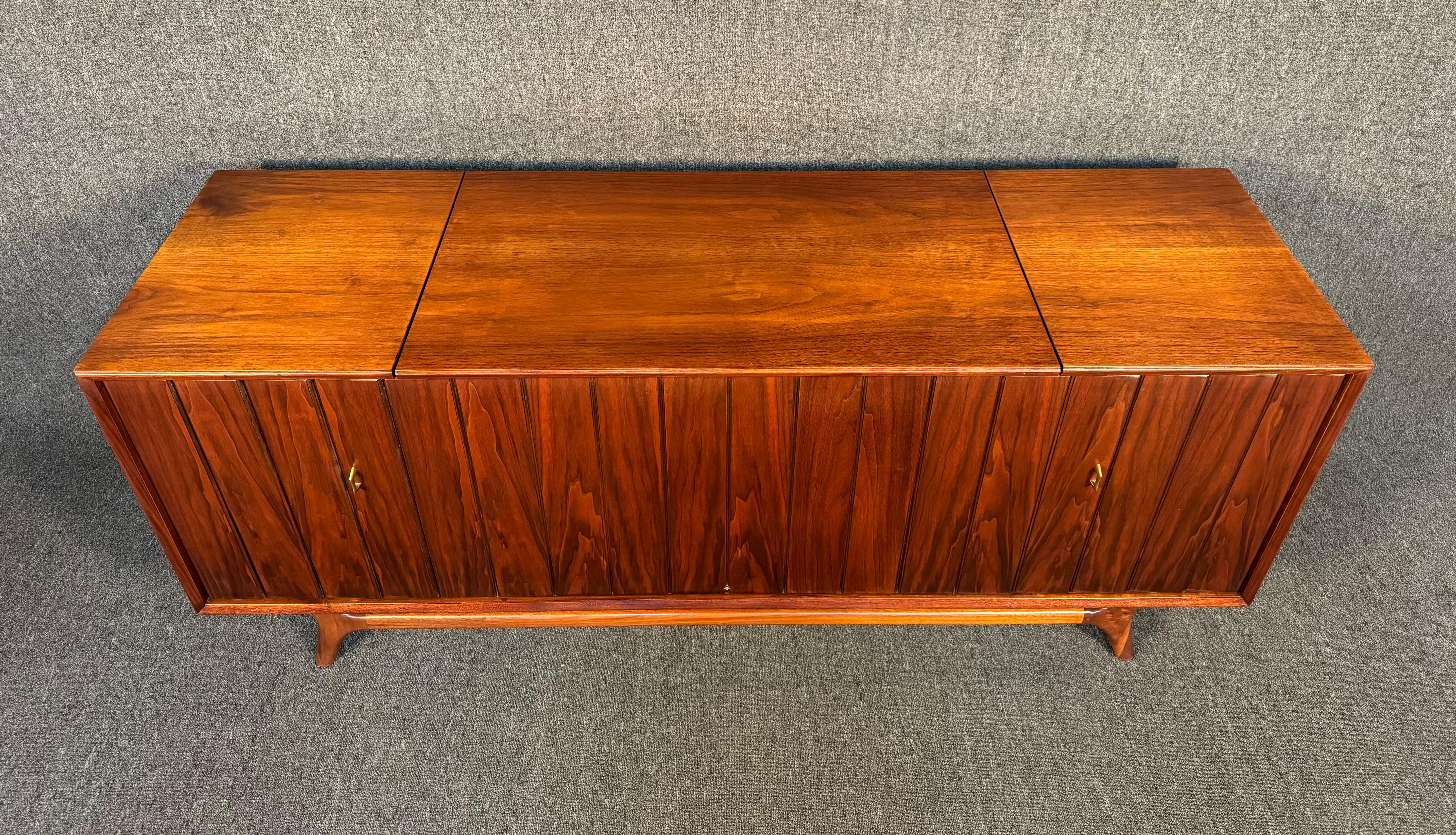 Vintage Mid Century Modern Walnut Zenith Stereo Console In Good Condition For Sale In San Marcos, CA