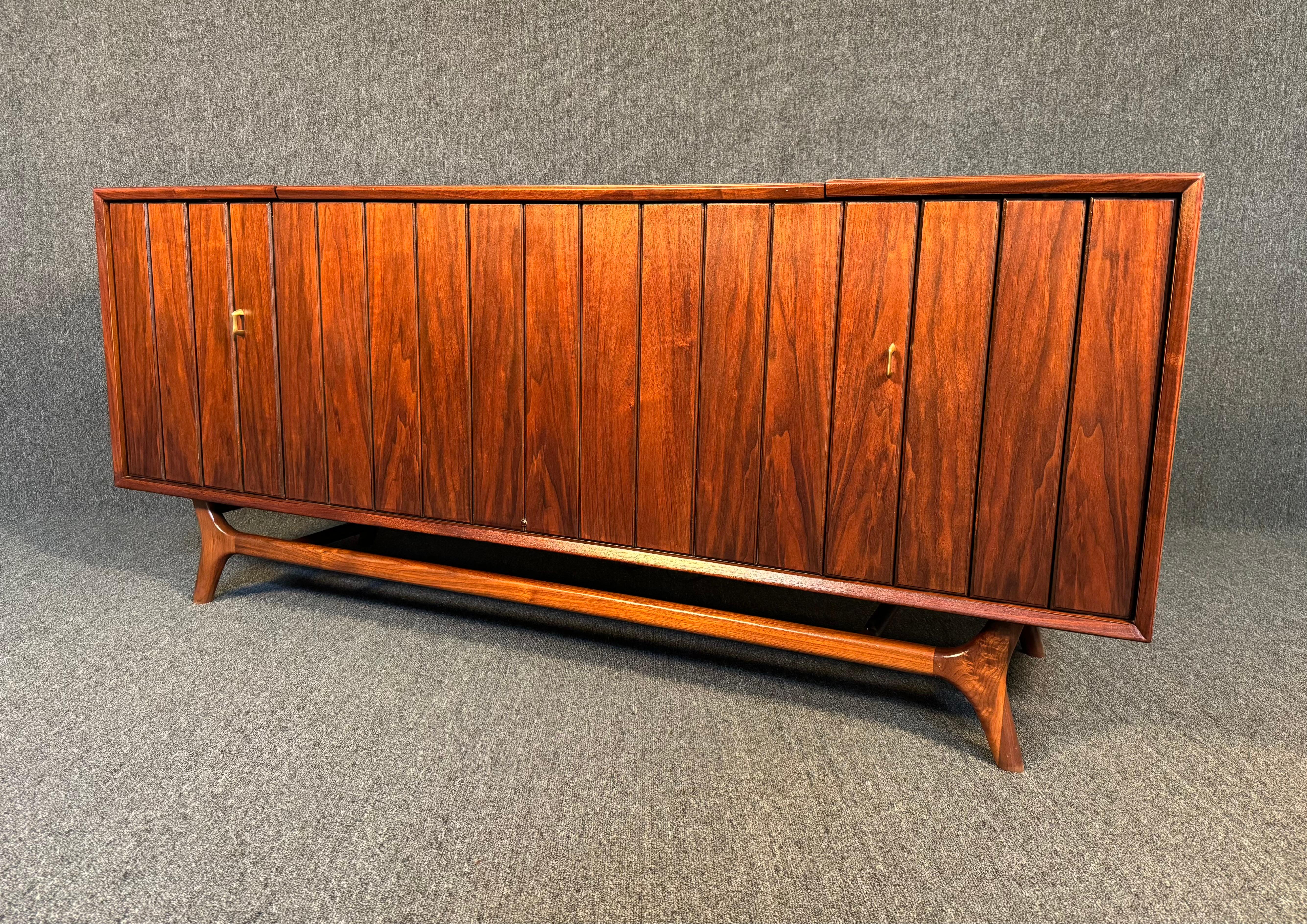 Mid-20th Century Vintage Mid Century Modern Walnut Zenith Stereo Console For Sale