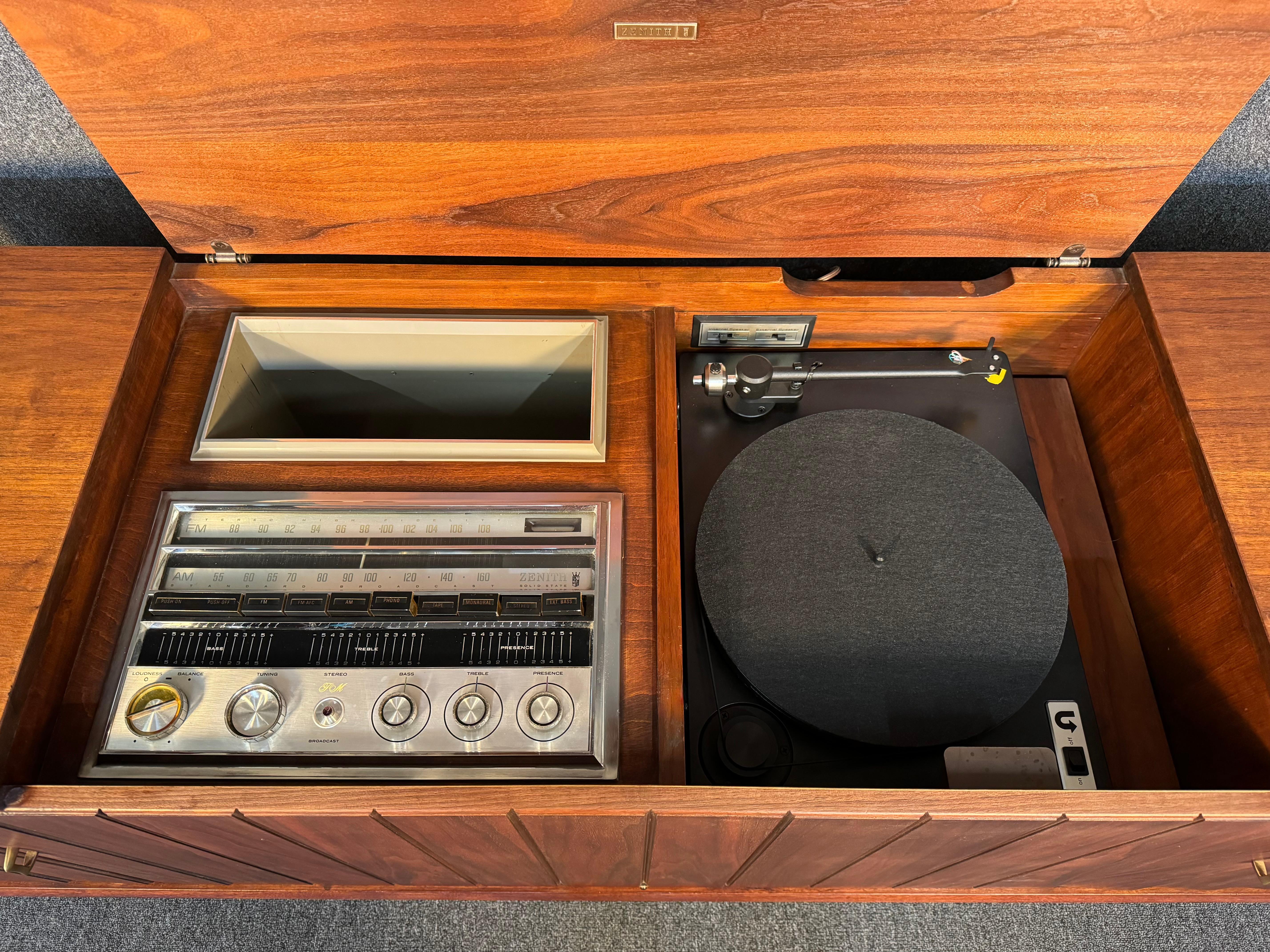 Noyer Console stéréo Zenith moderne mi-siècle en vente