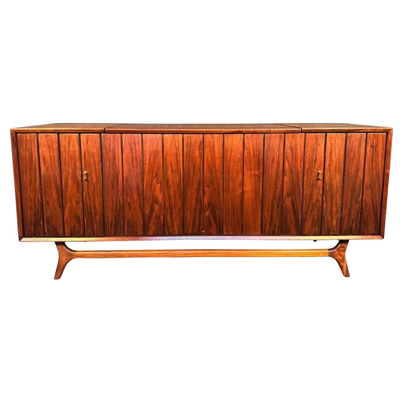 Vintage Mid Century Modern Walnut Zenith Stereo Console For Sale