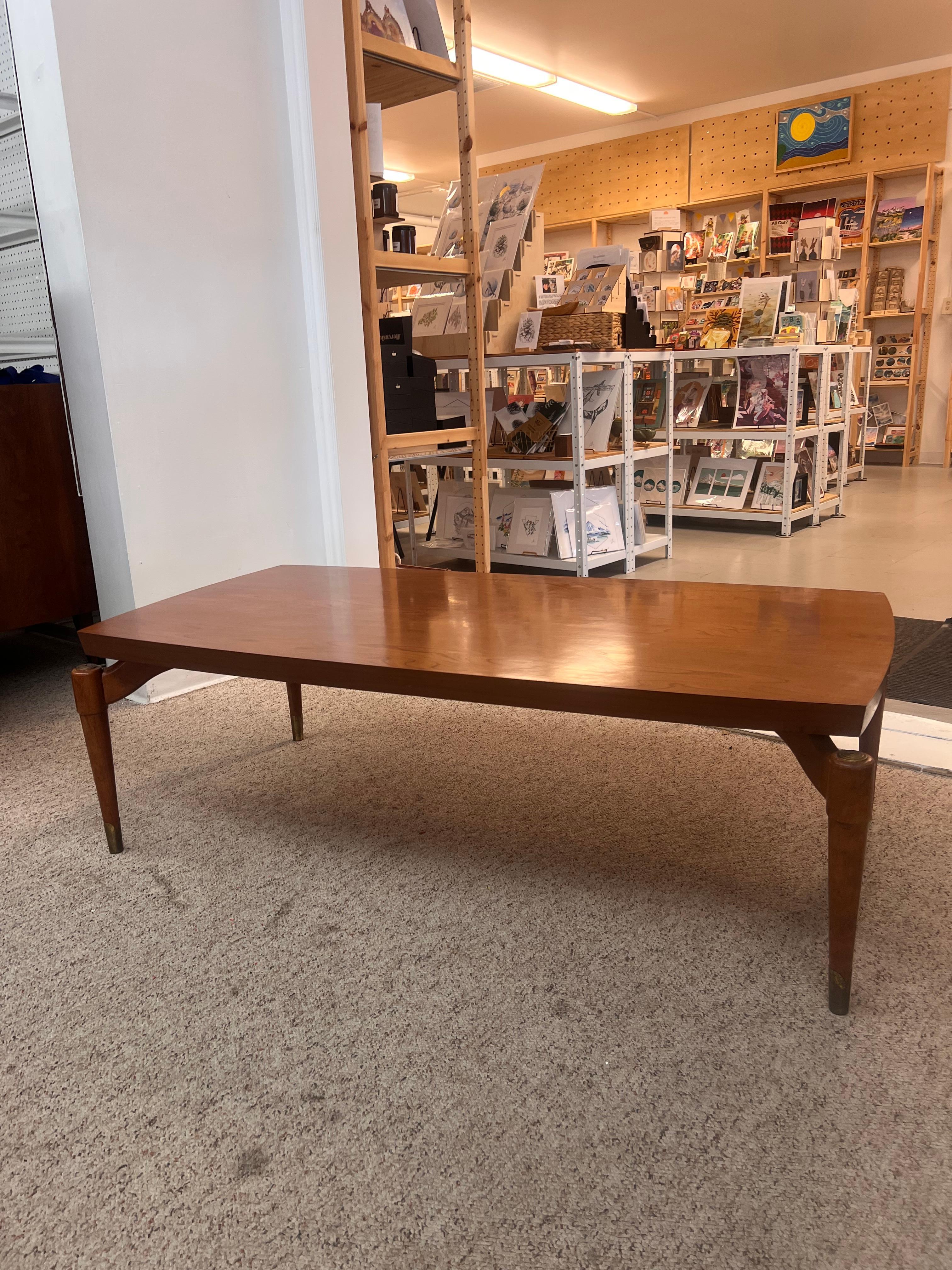 Mid-Century Modern Table basse moderne du milieu du siècle dernier avec pieds en fusée et plateau en stratifié en vente