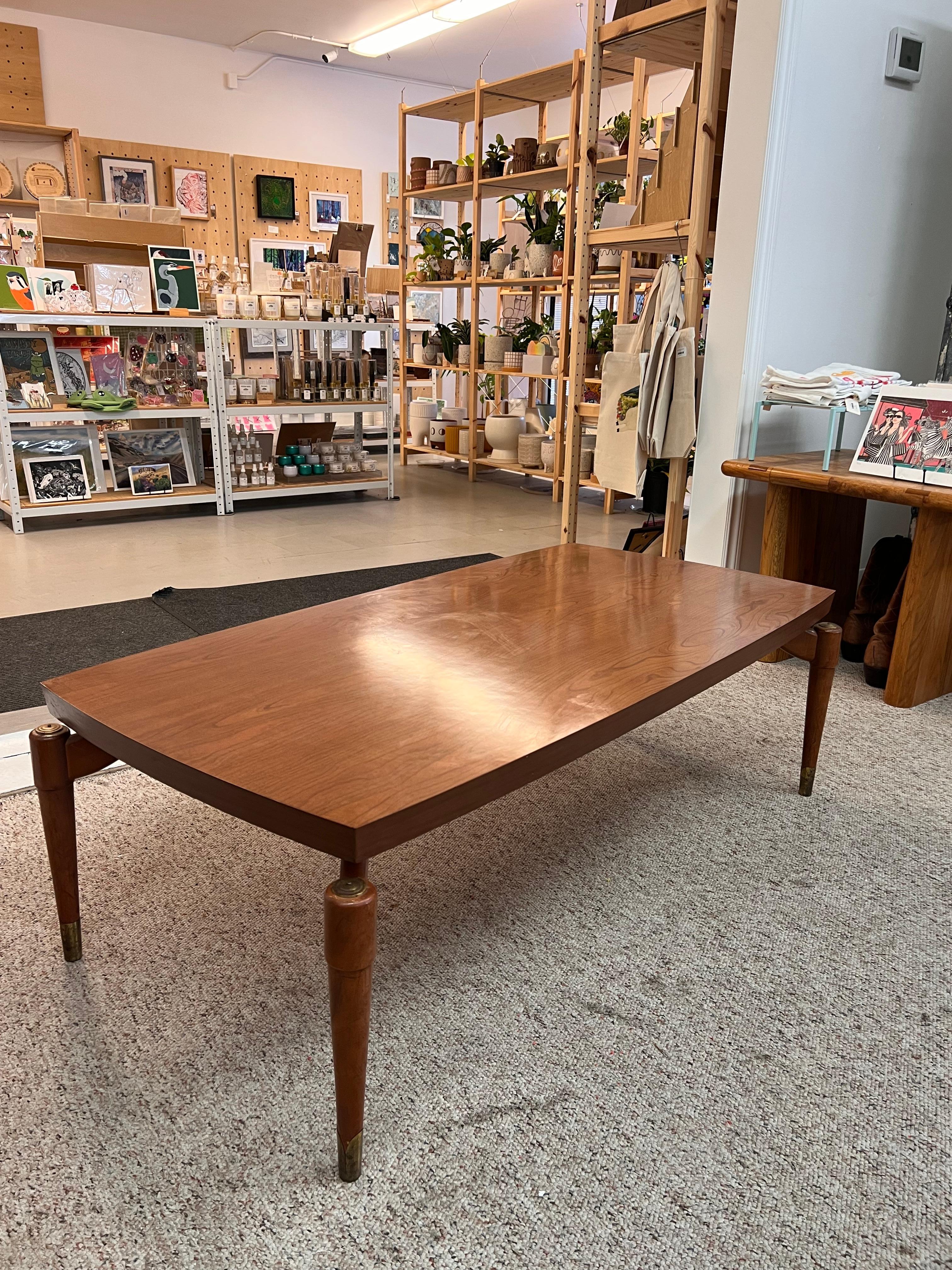 Table basse moderne du milieu du siècle dernier avec pieds en fusée et plateau en stratifié Bon état - En vente à Seattle, WA