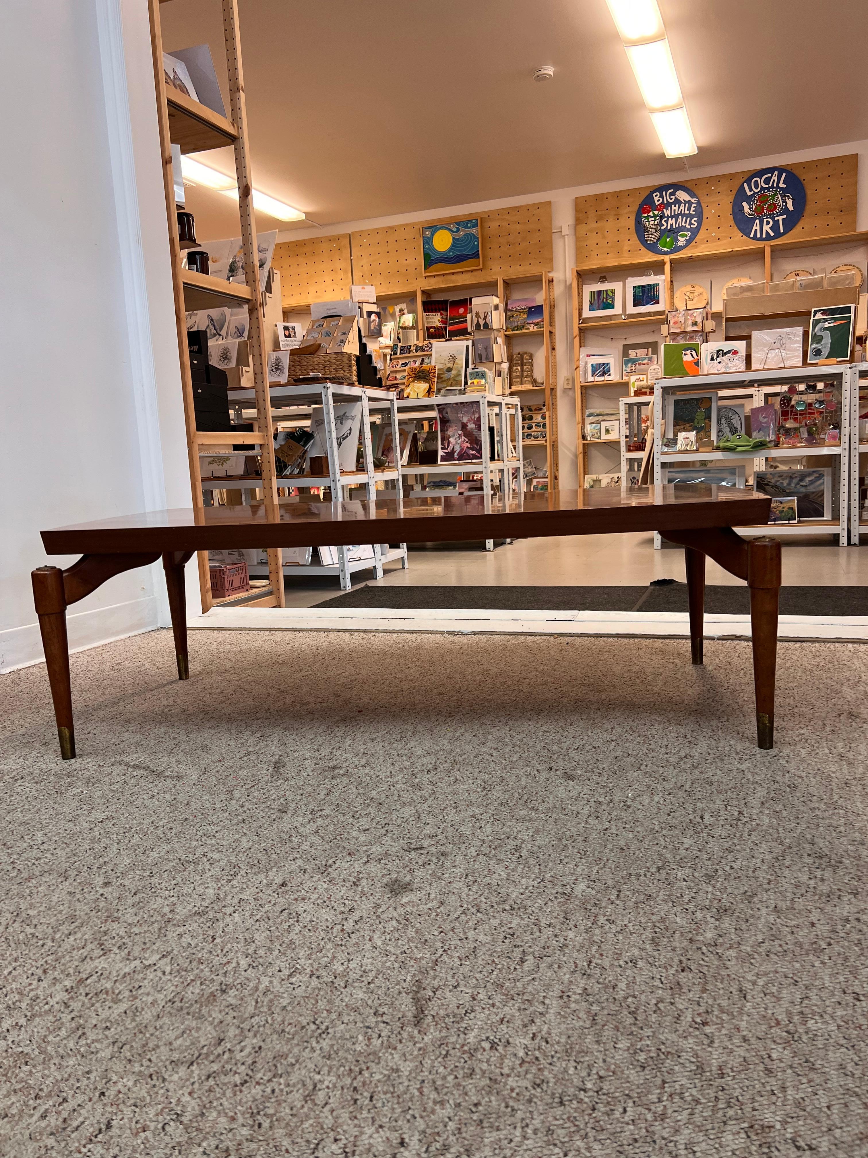 Fin du 20e siècle Table basse moderne du milieu du siècle dernier avec pieds en fusée et plateau en stratifié en vente
