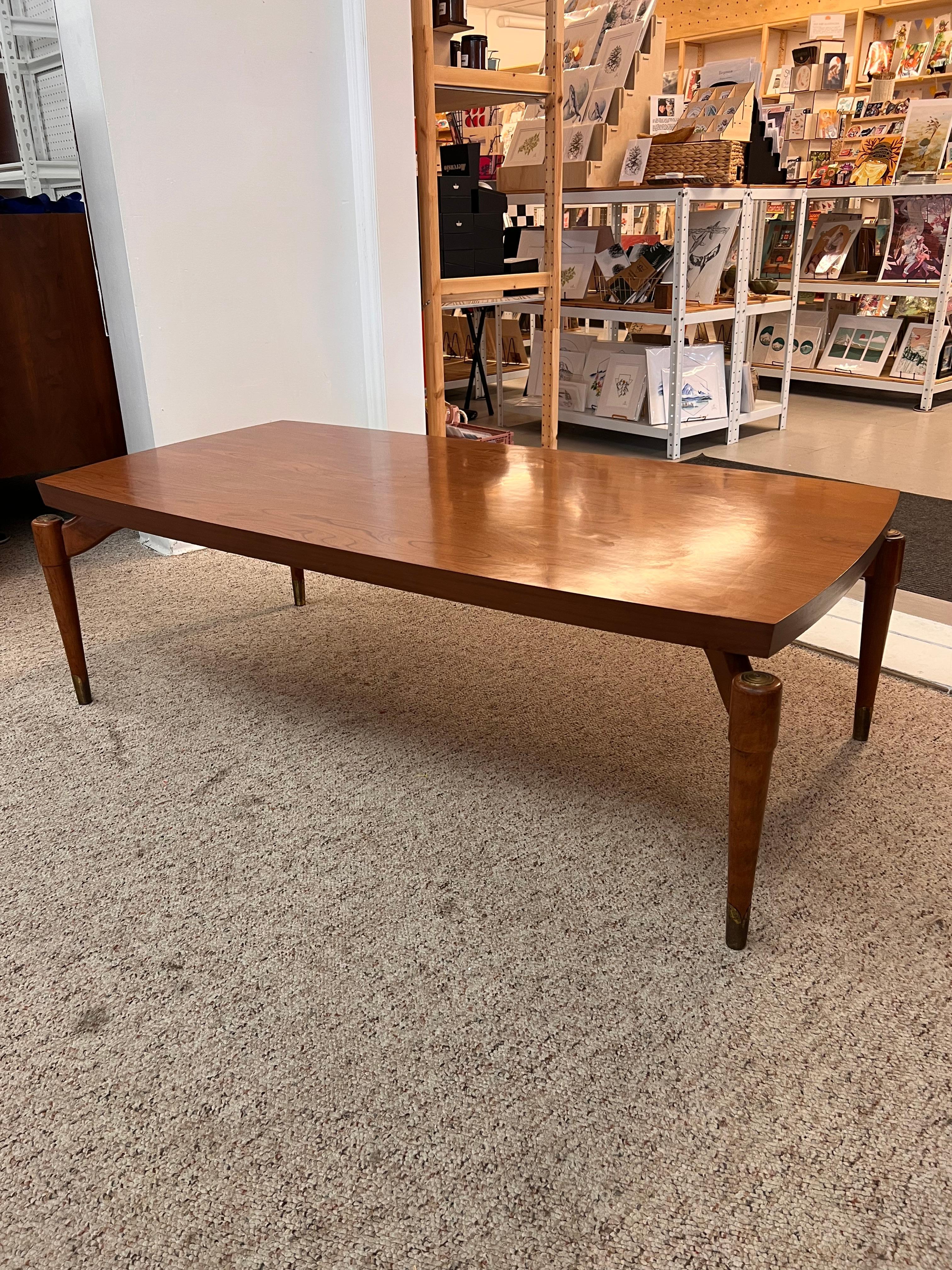 Noyer Table basse moderne du milieu du siècle dernier avec pieds en fusée et plateau en stratifié en vente