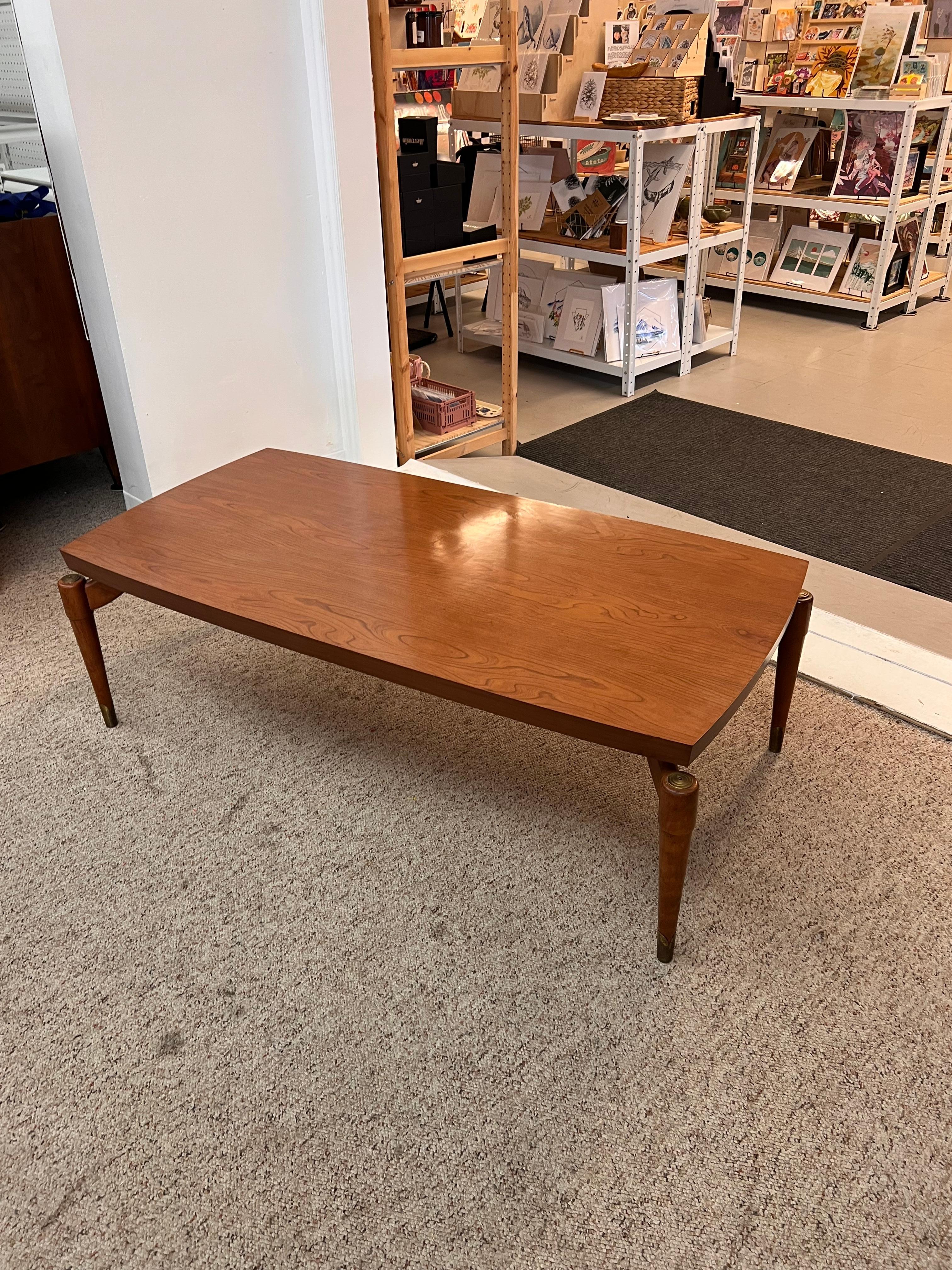 Table basse moderne du milieu du siècle dernier avec pieds en fusée et plateau en stratifié en vente 1