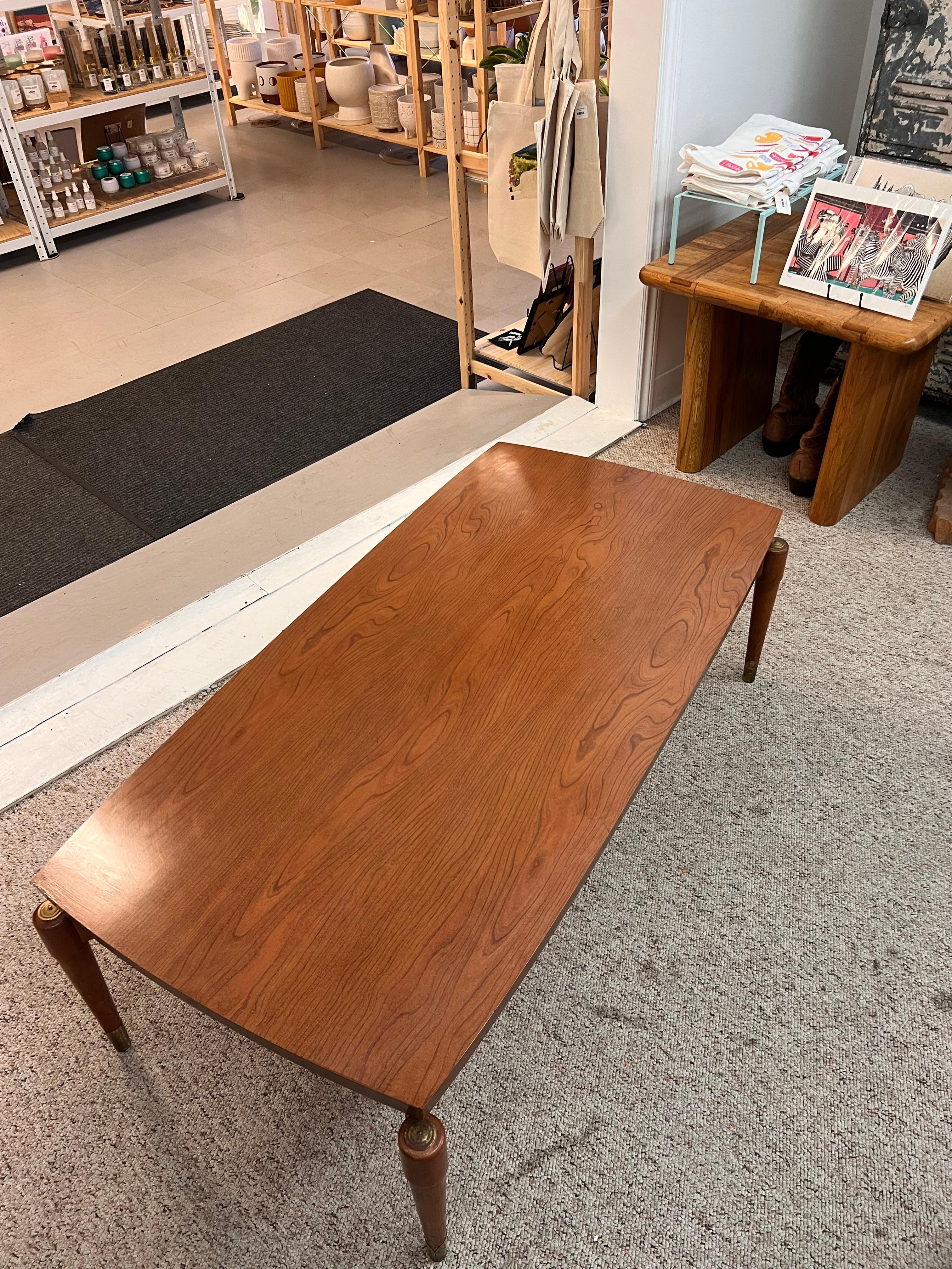 Table basse moderne du milieu du siècle dernier avec pieds en fusée et plateau en stratifié en vente 2