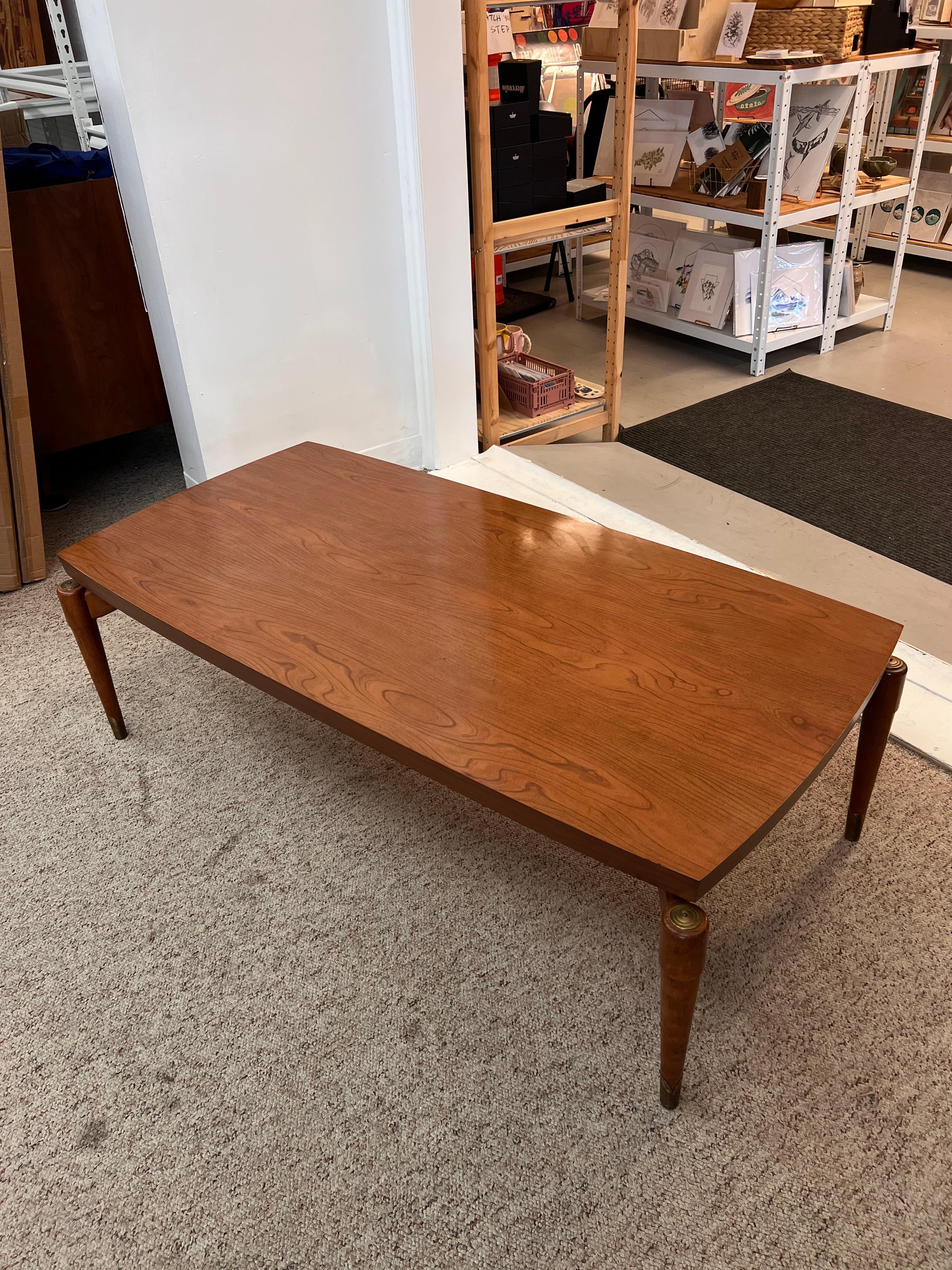 Table basse moderne du milieu du siècle dernier avec pieds en fusée et plateau en stratifié en vente 3