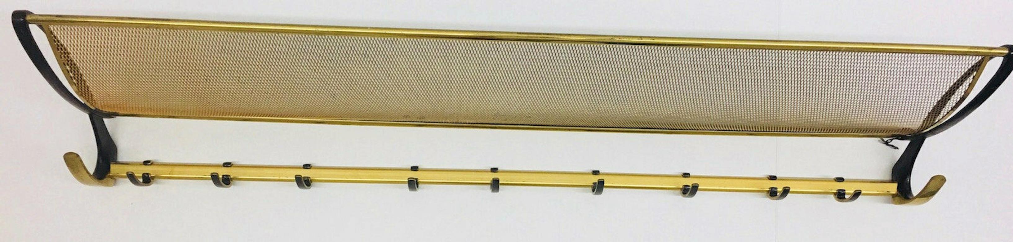 Porte-manteaux classique des années 1950, Autriche. Une belle addition à votre chambre, à votre entrée ou simplement pour votre collection d'objets de design. Fabriqué en métal, avec une belle patine. Trouvé dans une vente de succession à Vienne, en