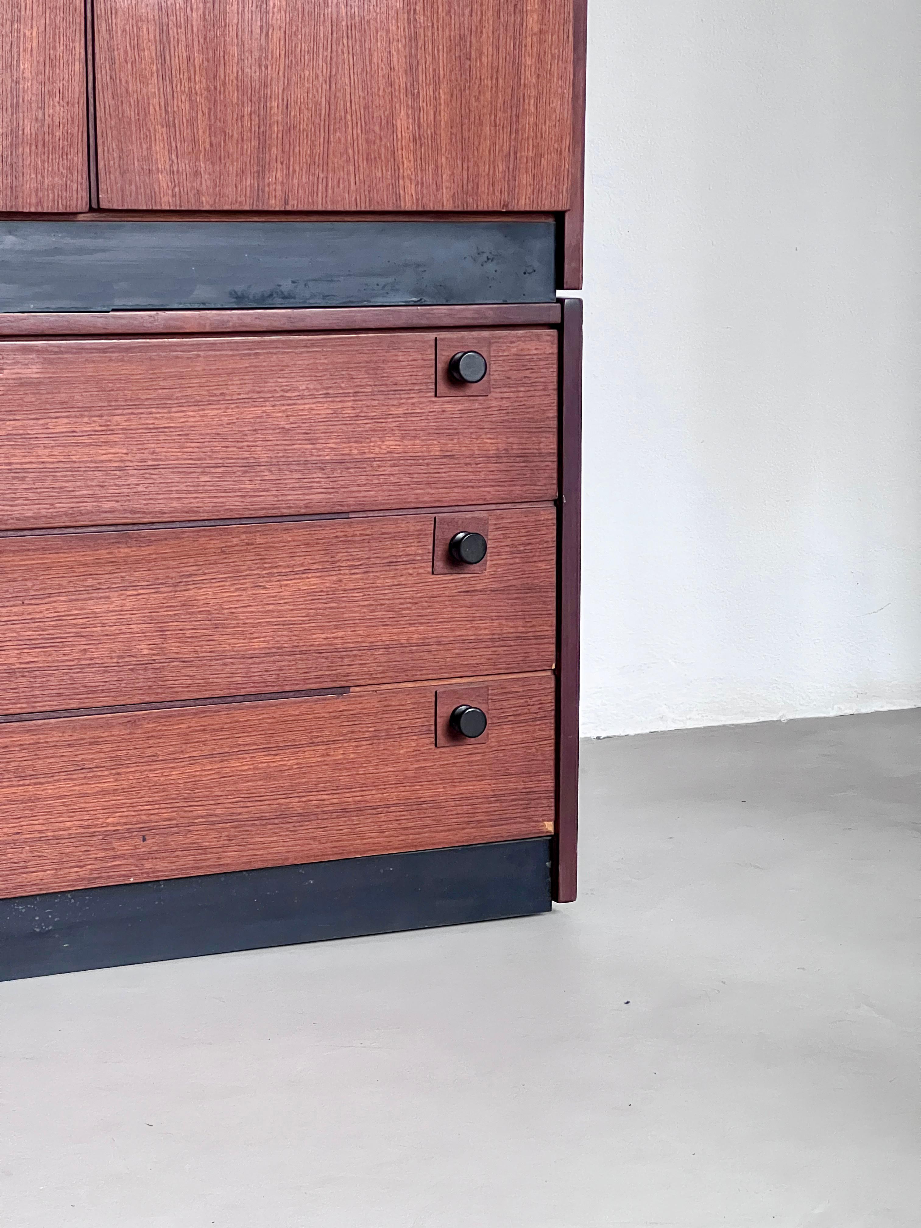 Very nice, vintage Mid-Century Modern modular wardrobe in walnut with elegant and refined black details (hinges, knobs, base). It can be assembled with either the drawers at the bottom or on top, and the two elements can also be separated.

Spacious