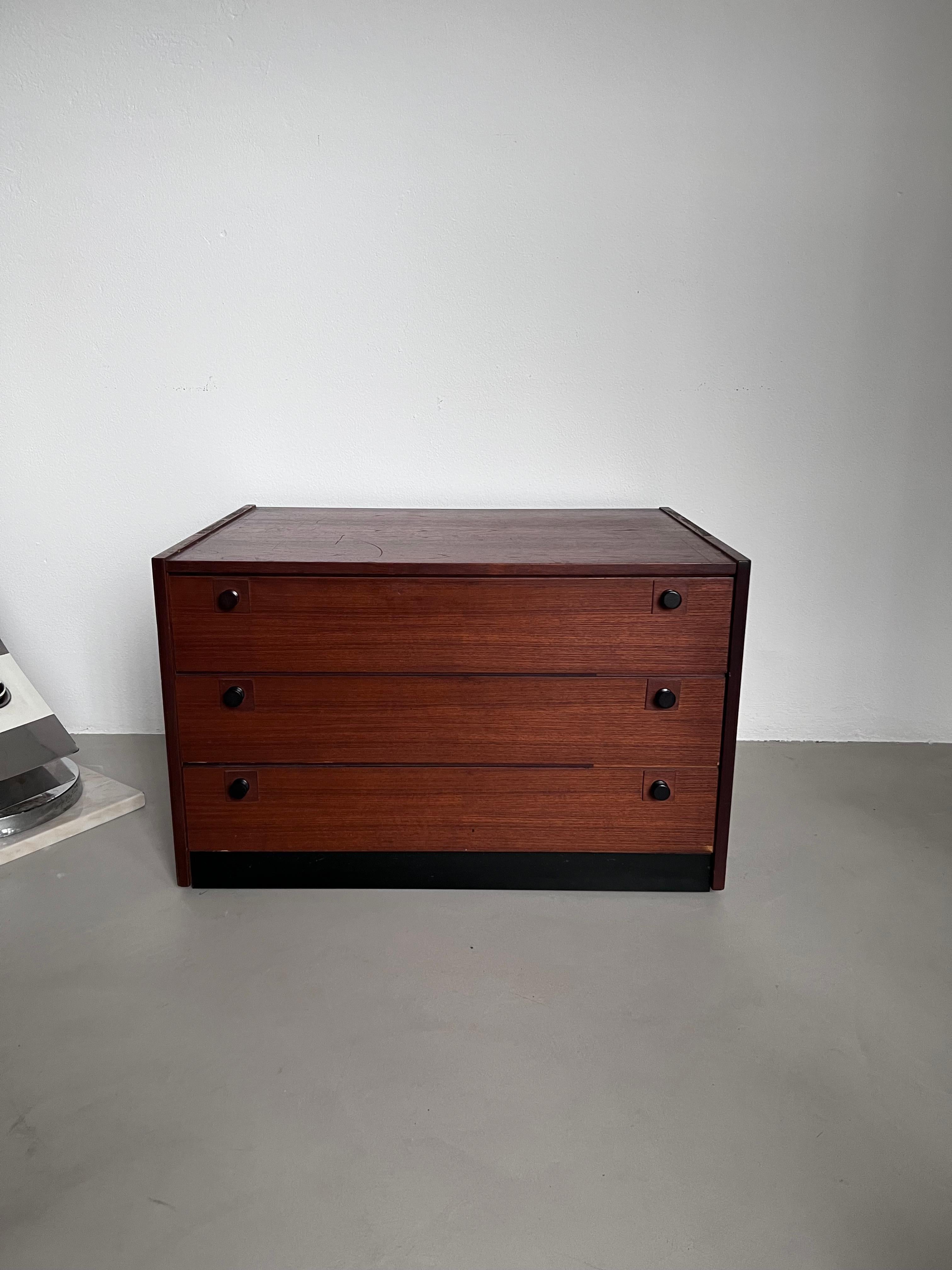 Moderner Mid-Century-Kleiderschrank aus der Mitte des Jahrhunderts, modular, japanischer Stil, Nussbaum und Schwarz im Angebot 2