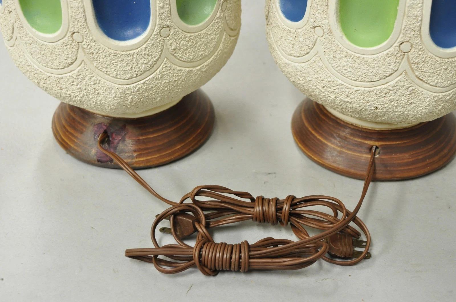Lampada da tavolo vintage in ceramica blu bianca e teak della metà del secolo scorso - una coppia in vendita 3