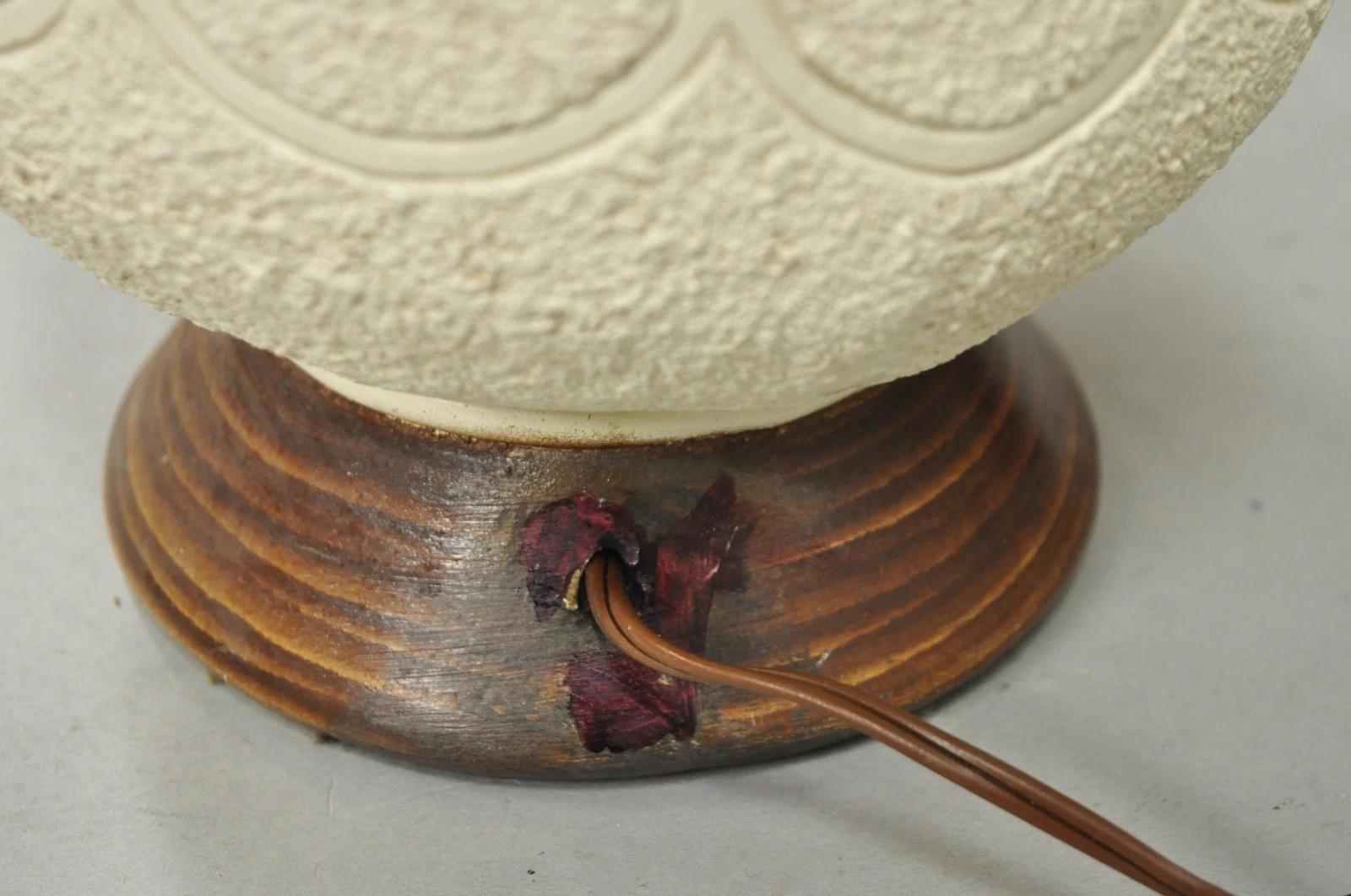 Lampada da tavolo vintage in ceramica blu bianca e teak della metà del secolo scorso - una coppia in vendita 4