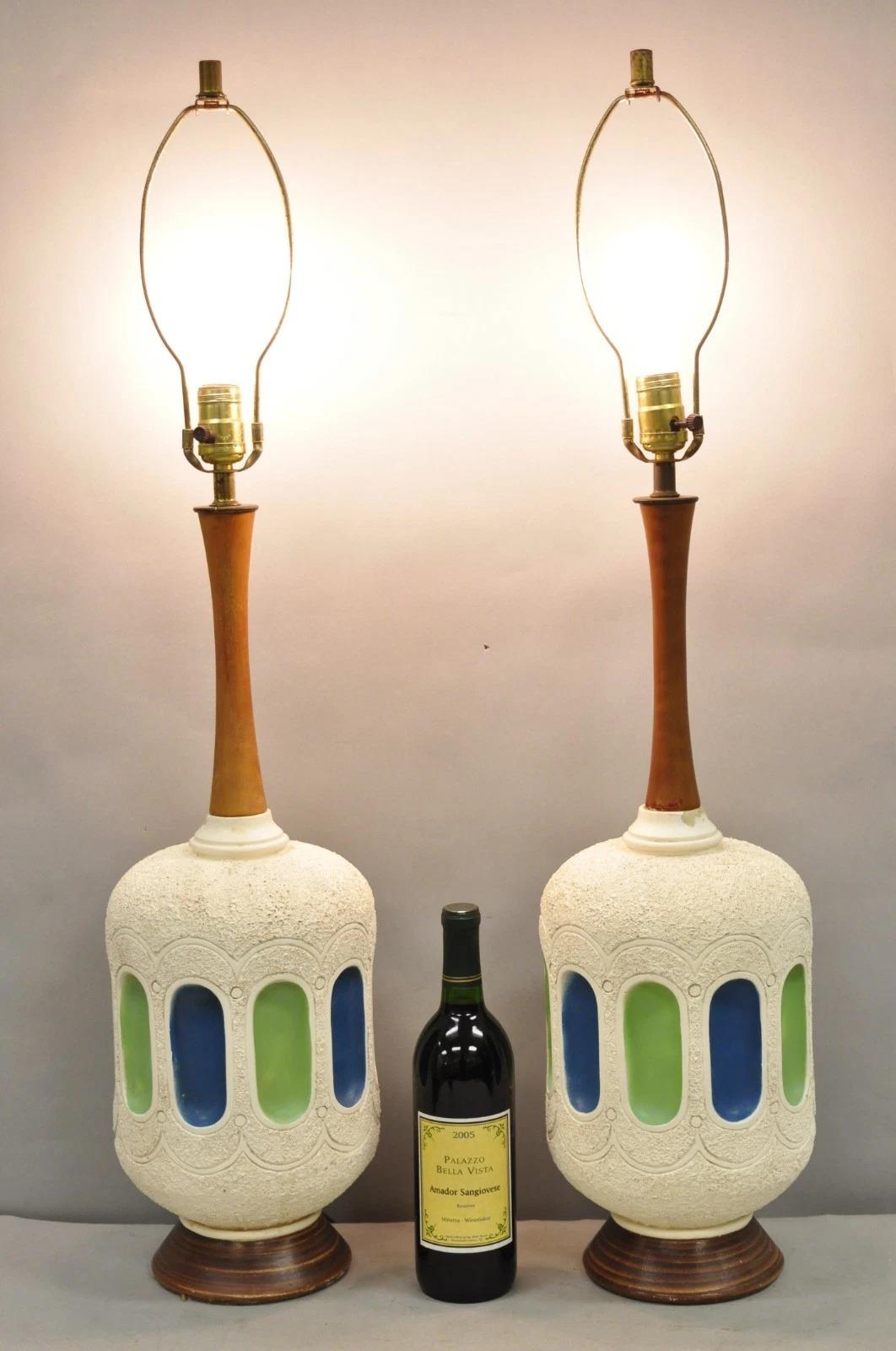 Lampade da tavolo in ceramica bianca e blu su base di metallo verniciato - una coppia. Circa all'inizio del XX secolo. Misure: 36