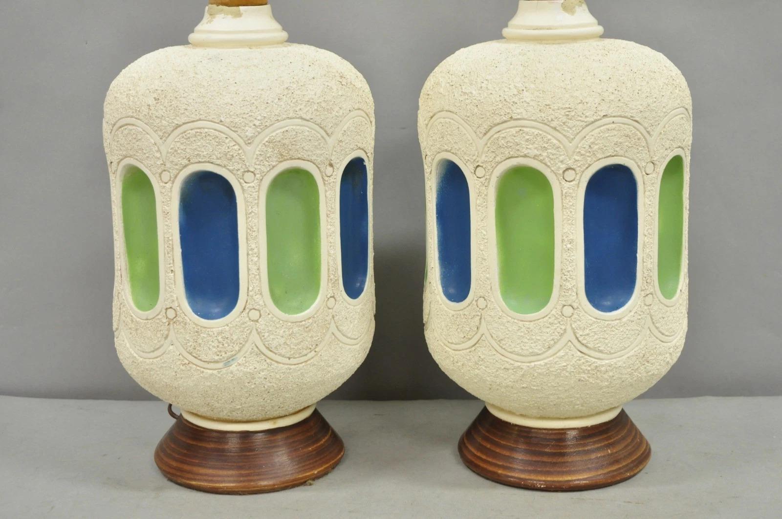 Mid-Century moderno Lampada da tavolo vintage in ceramica blu bianca e teak della metà del secolo scorso - una coppia in vendita