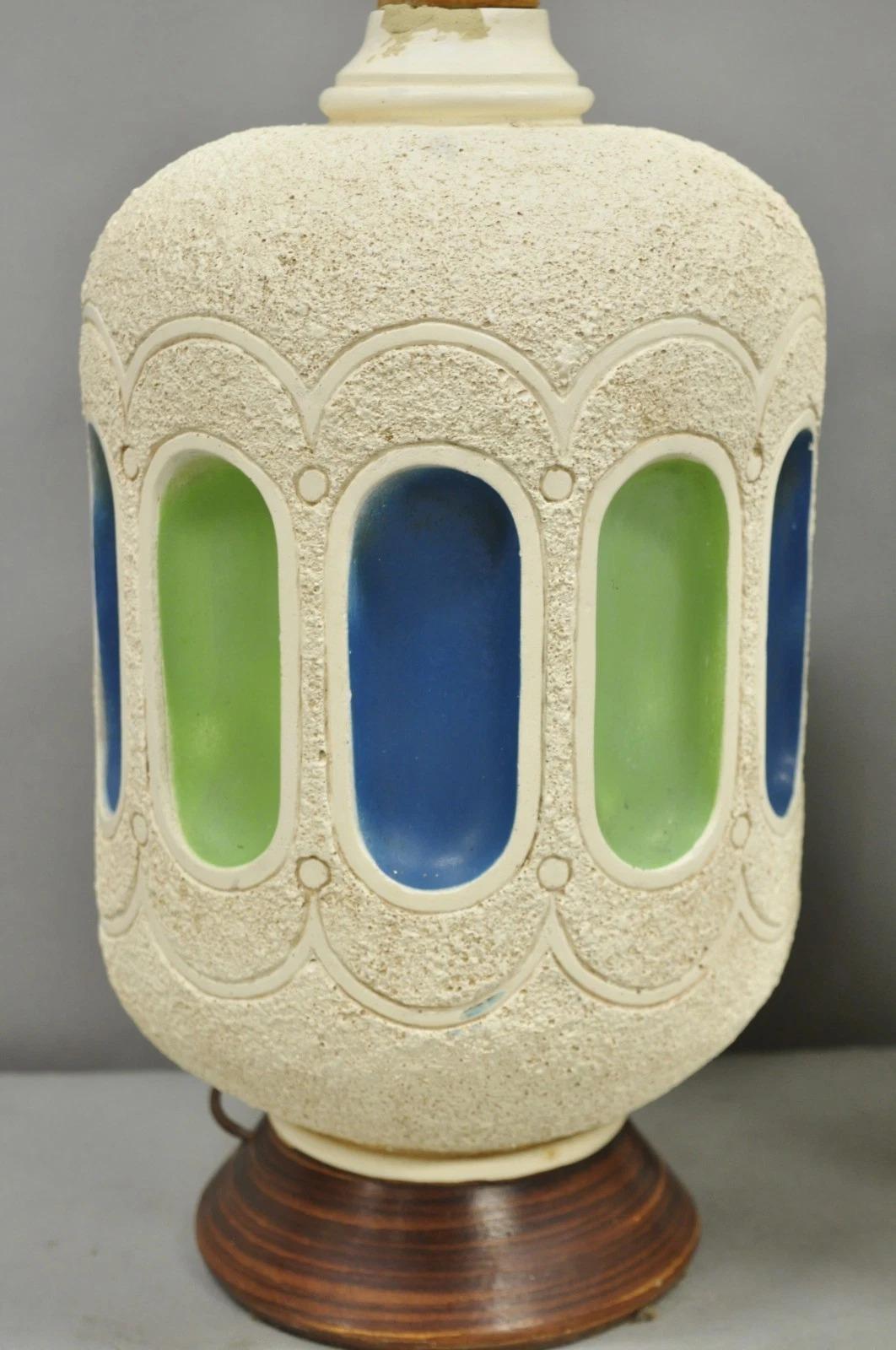 Sconosciuto Lampada da tavolo vintage in ceramica blu bianca e teak della metà del secolo scorso - una coppia in vendita