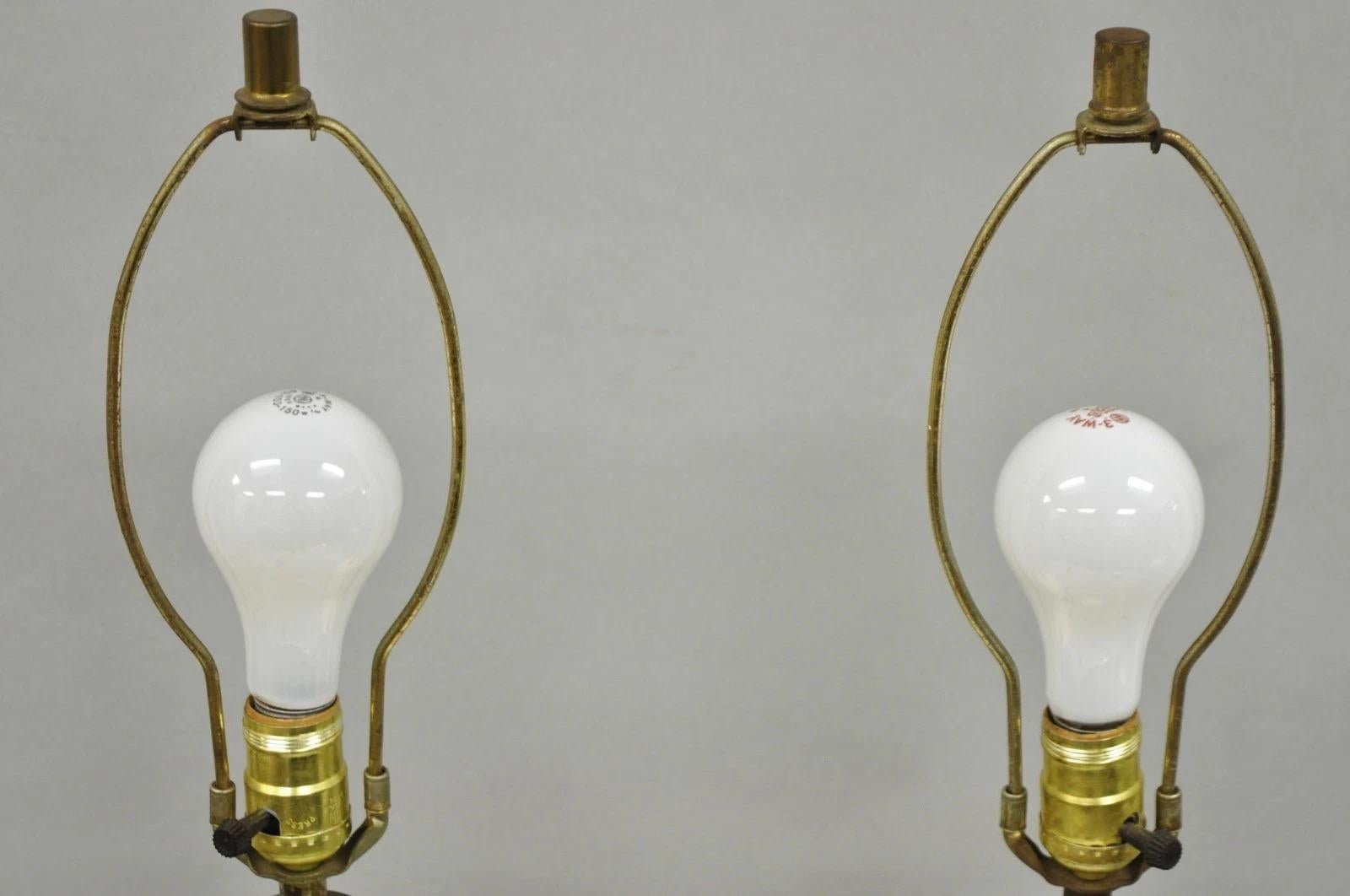 Lampada da tavolo vintage in ceramica blu bianca e teak della metà del secolo scorso - una coppia In condizioni buone in vendita a Philadelphia, PA