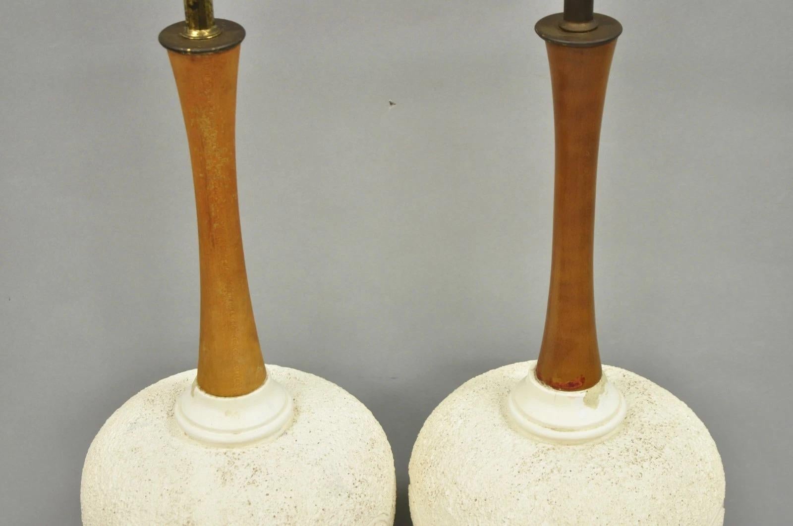 XX secolo Lampada da tavolo vintage in ceramica blu bianca e teak della metà del secolo scorso - una coppia in vendita