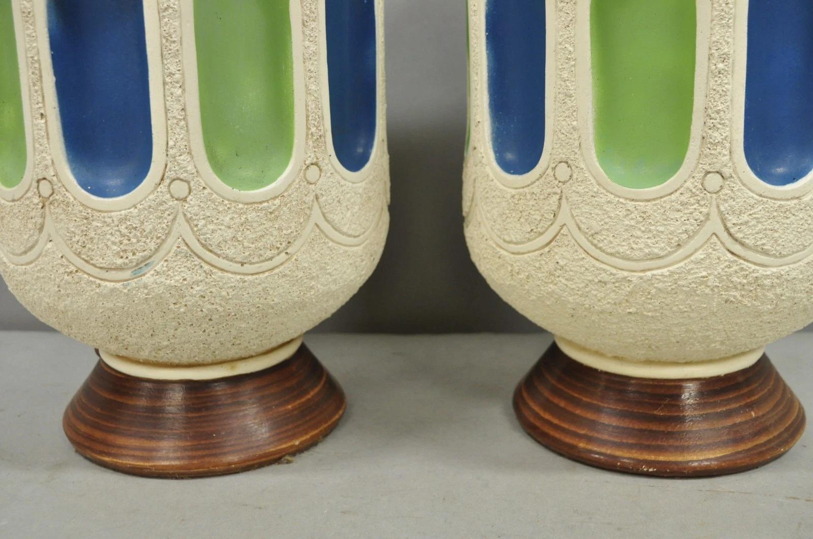 Lampada da tavolo vintage in ceramica blu bianca e teak della metà del secolo scorso - una coppia in vendita 2