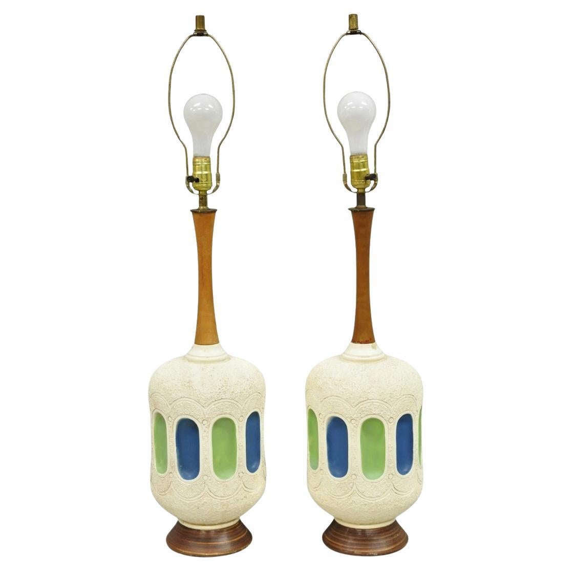 Lampada da tavolo vintage in ceramica blu bianca e teak della metà del secolo scorso - una coppia in vendita