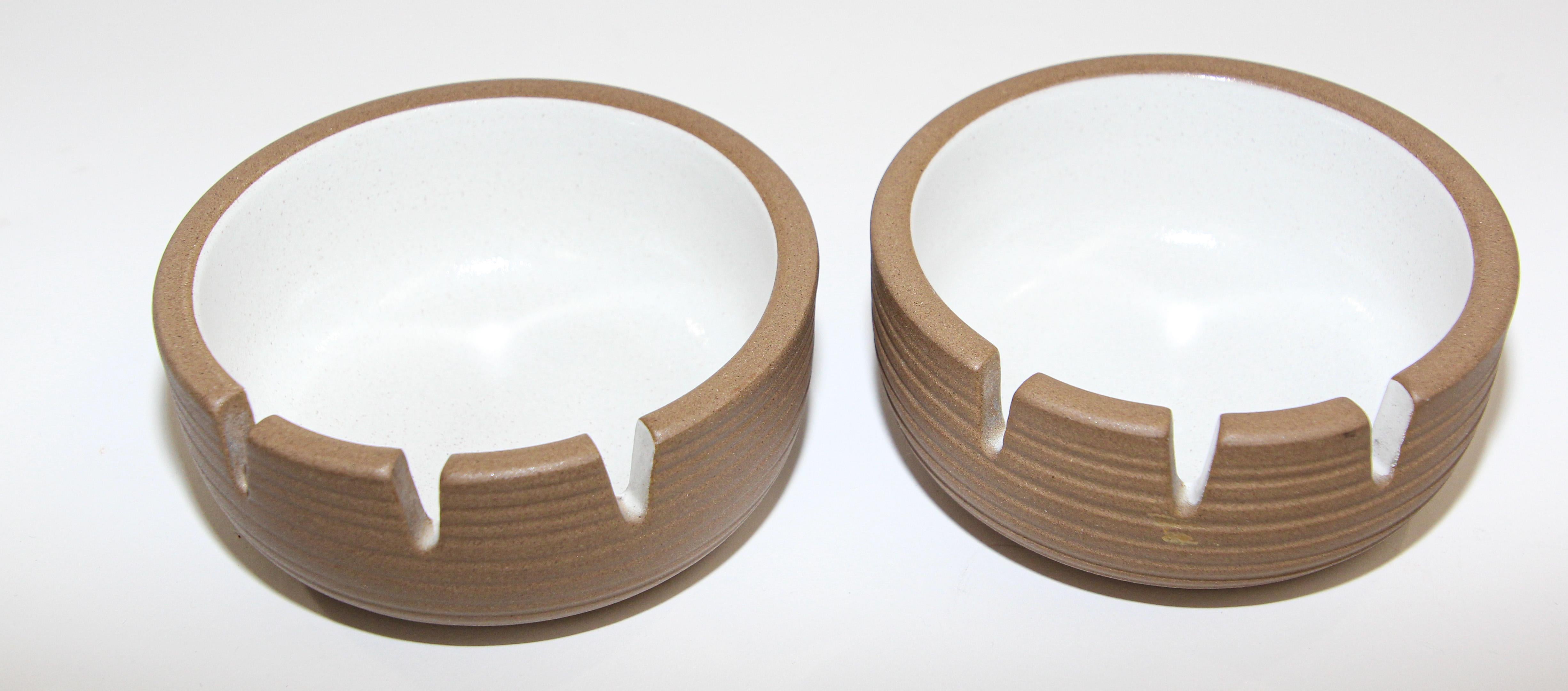 Großer Satz von 2 Vintage Mid-Century Modern weiß Keramik Aschenbecher von Edith Heath
Mid-Century-Modern große Vintage-Keramik Aschenbecher von Edith Heath für Heath Ceramics. 
Glasierter weißer sandfarbener Eisenstein mit braunem unglasiertem