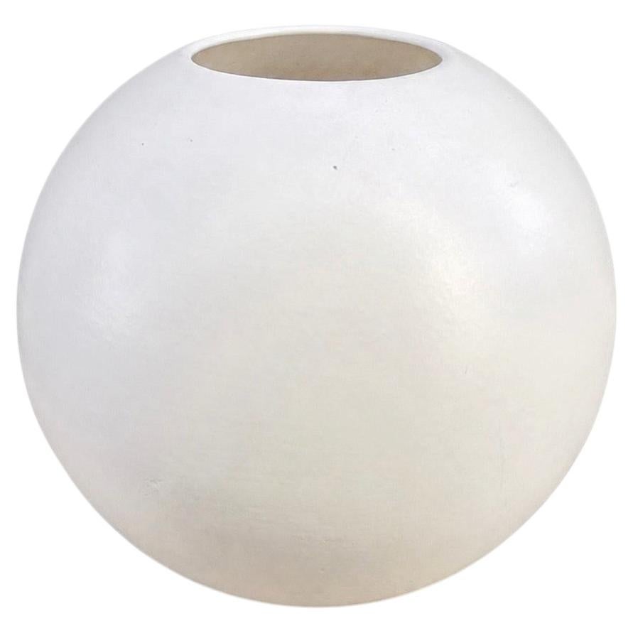 Fioriera a sfera in ceramica bianca, vintage, moderna, di metà secolo.