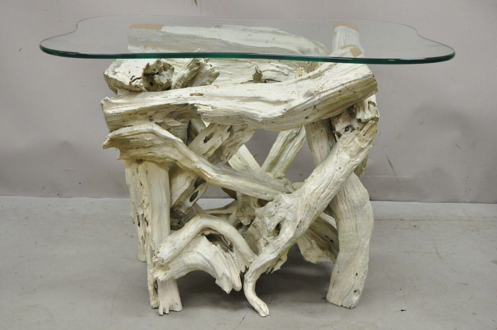 Vintage Mid Century Modern White Driftwood Base Glass Top Side End Table. Cet objet présente une base en bois flotté, un plateau en verre épais façonné, une finition peinte en détresse blanche et dorée, un très bel objet vintage, une forme