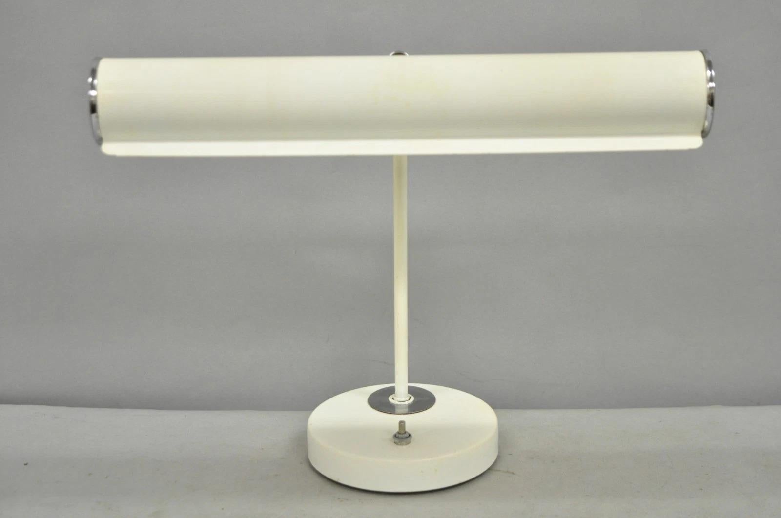 Vintage Mid Century Modern Weiß Emaille Metall Bogen Schreibtischlampe w / Chrom Akzente im Angebot 5
