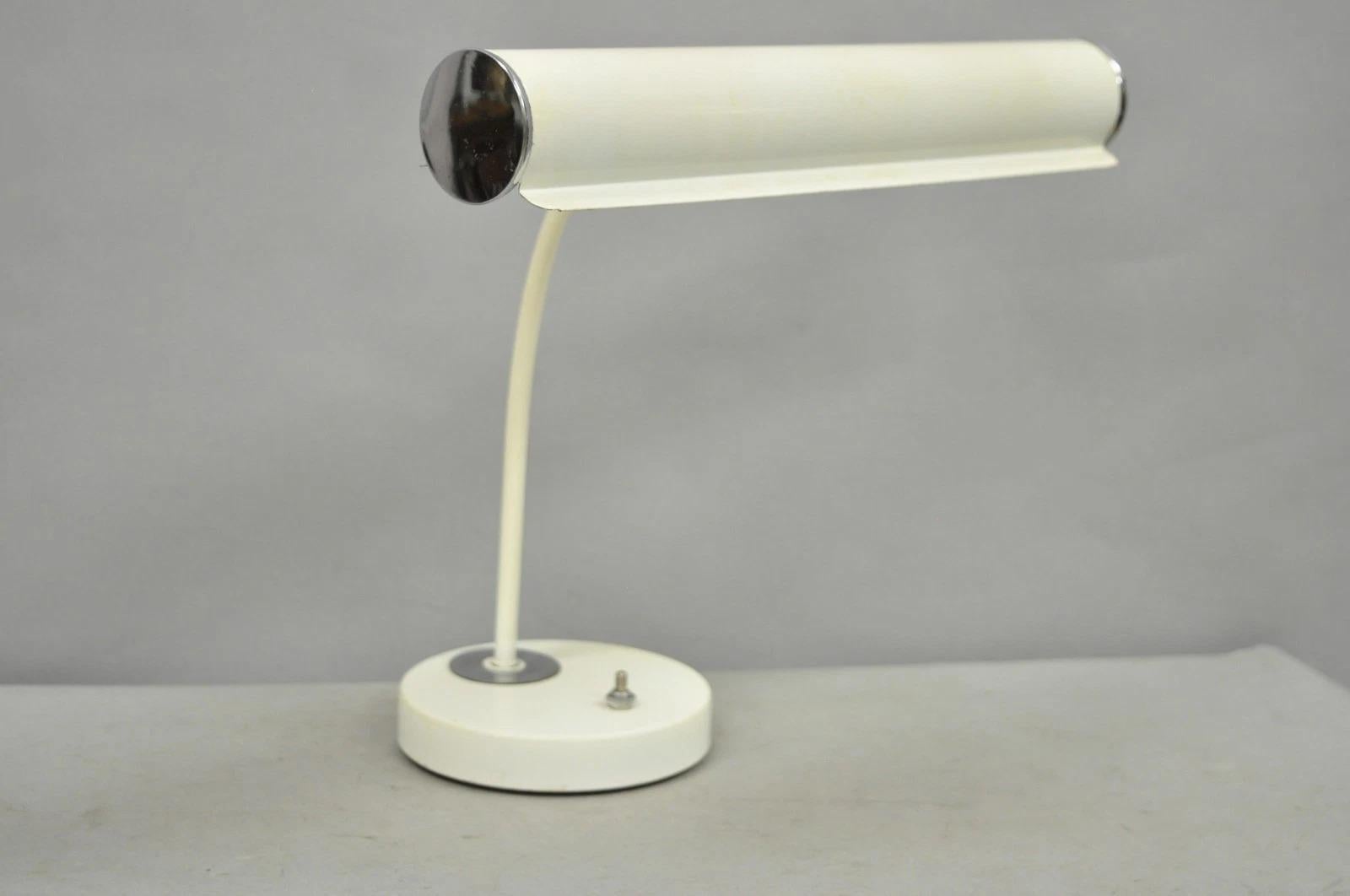Vintage Mid Century Modern Weiß Emaille Metall Bogen Schreibtischlampe w / Chrom Akzente im Angebot 6