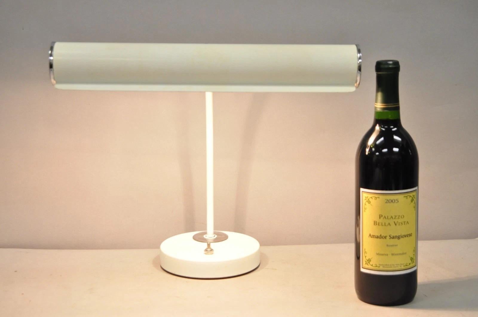 Vintage Mid Century Modern Weiß Emaille Metall Bogen Schreibtischlampe w / Chrom Akzente. CIRCA Spätes 20. Jahrhundert. Abmessungen: 12
