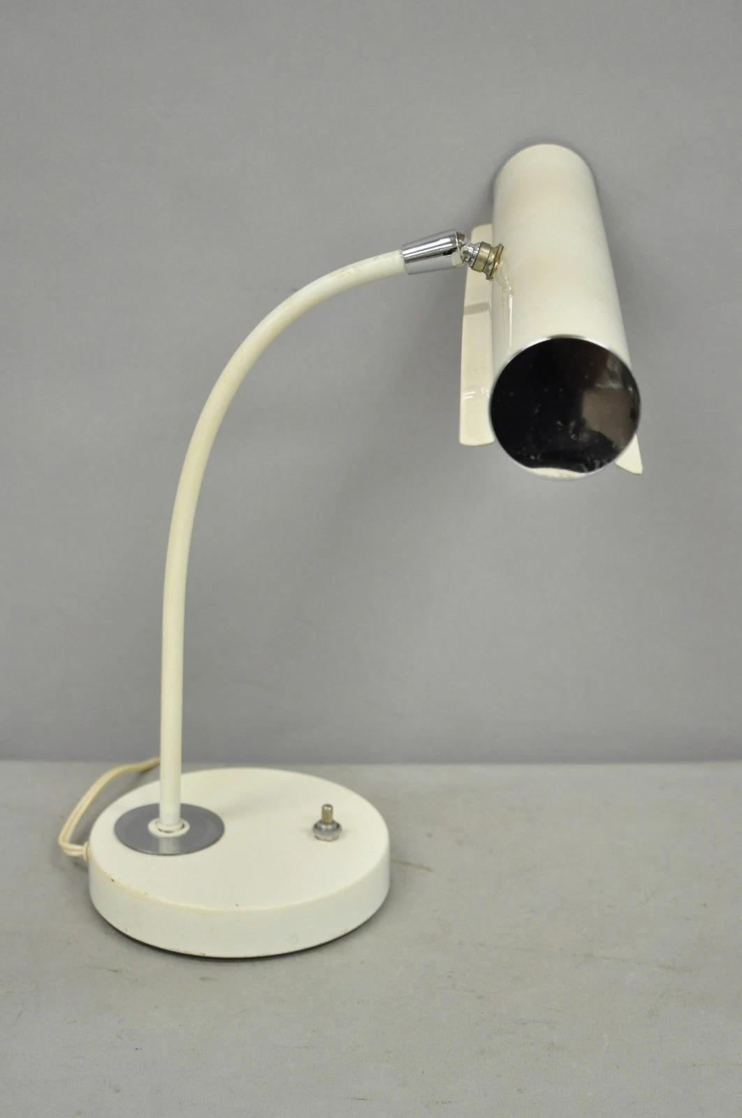 Vintage Mid Century Modern Weiß Emaille Metall Bogen Schreibtischlampe w / Chrom Akzente (Unbekannt) im Angebot